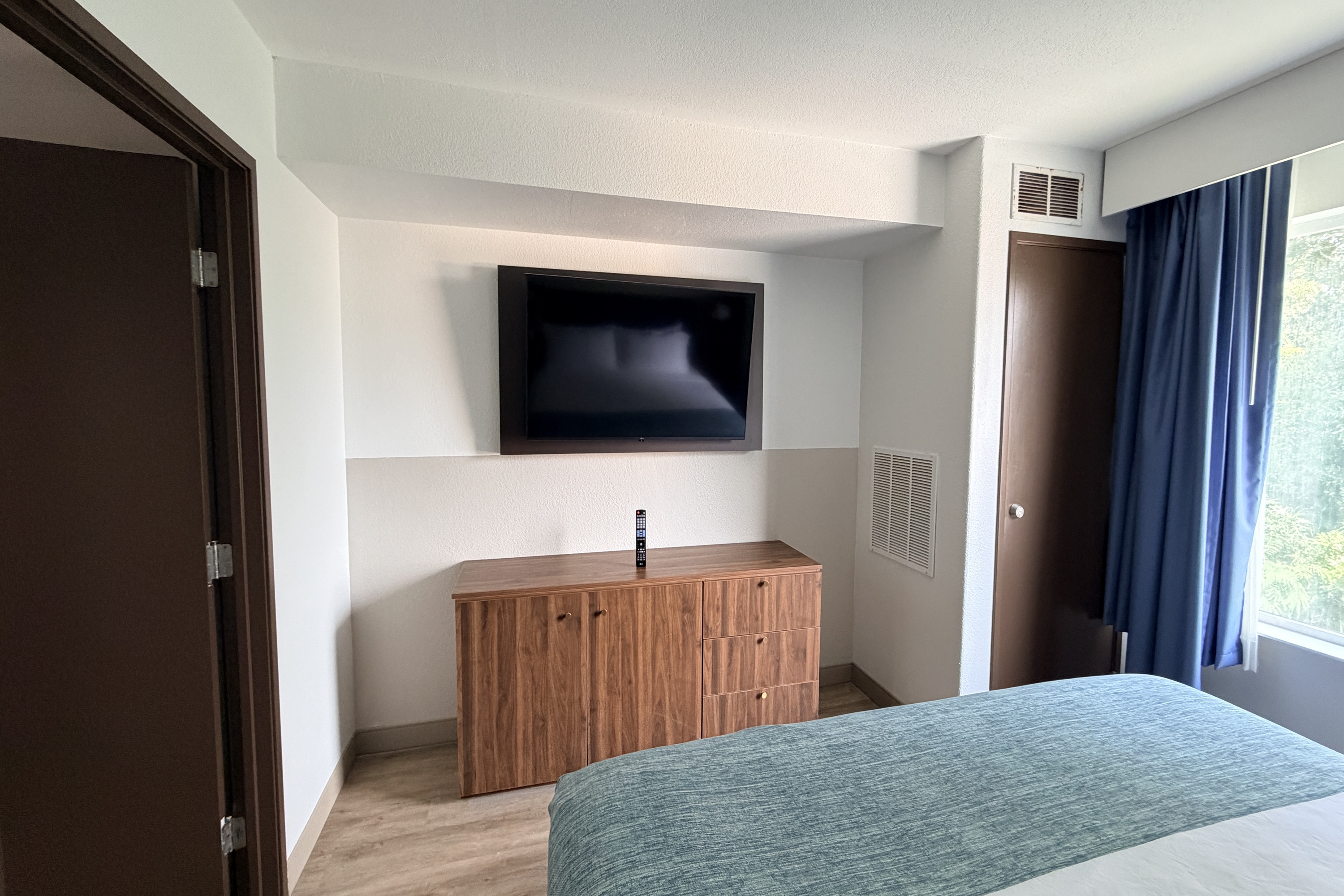 Guest room at the Wingate by Wyndham Athens Near Downtown in Athens, Georgia