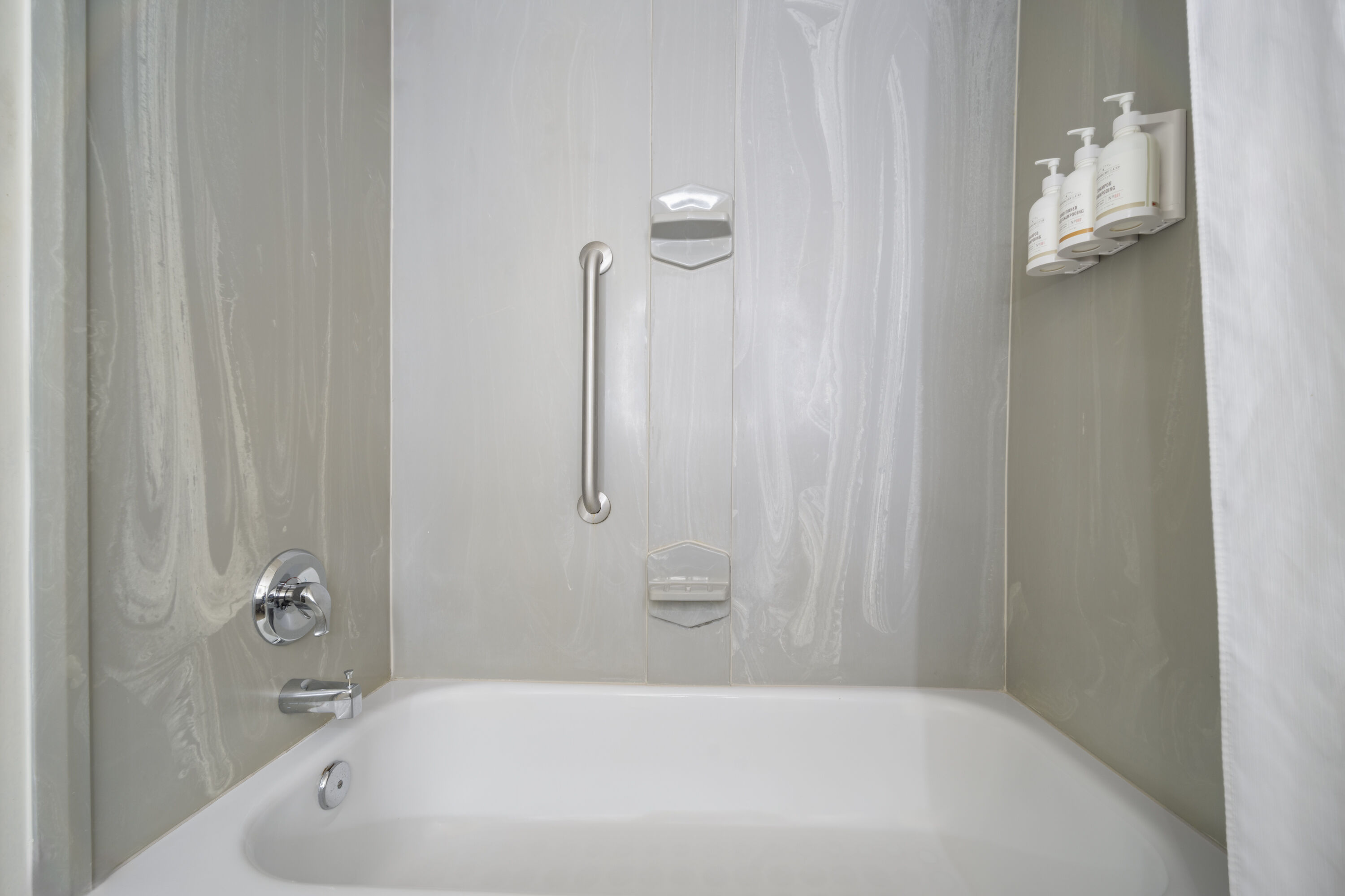 Guest room bath at the Wingate by Wyndham Augusta/Fort Eisenhower in Augusta, Georgia