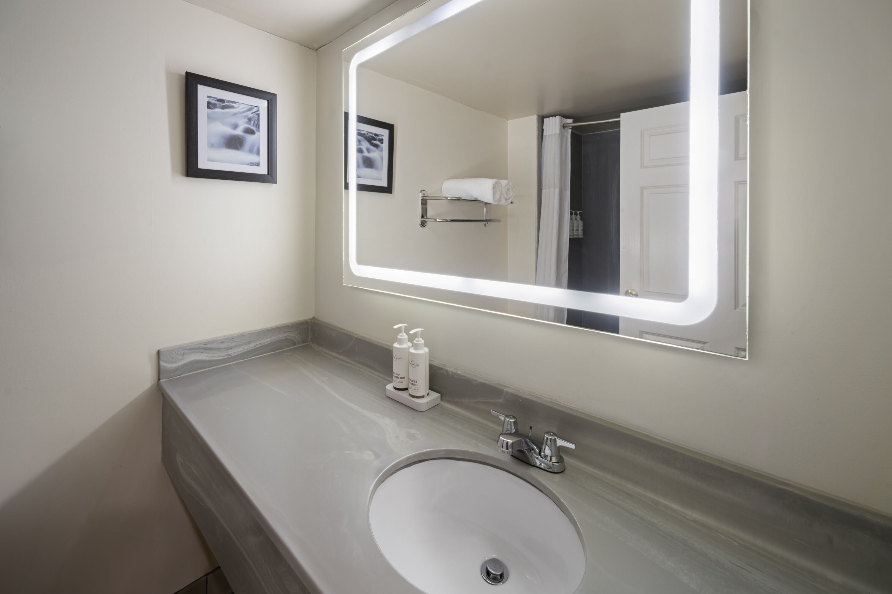 Guest room bath at the Wingate by Wyndham Augusta/Fort Eisenhower in Augusta, Georgia