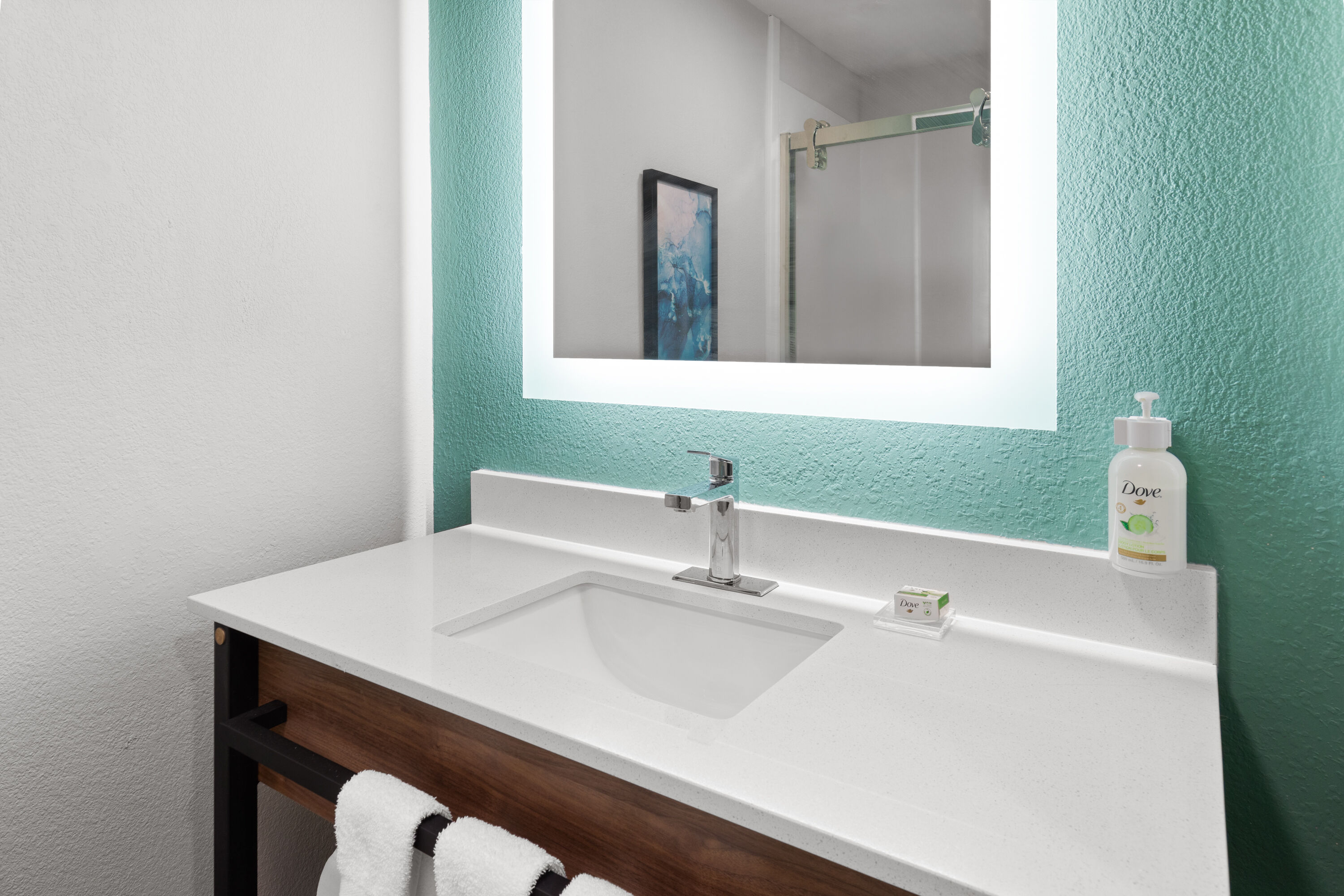 Guest room bath at the Wingate by Wyndham Augusta I-20 in Augusta, Georgia