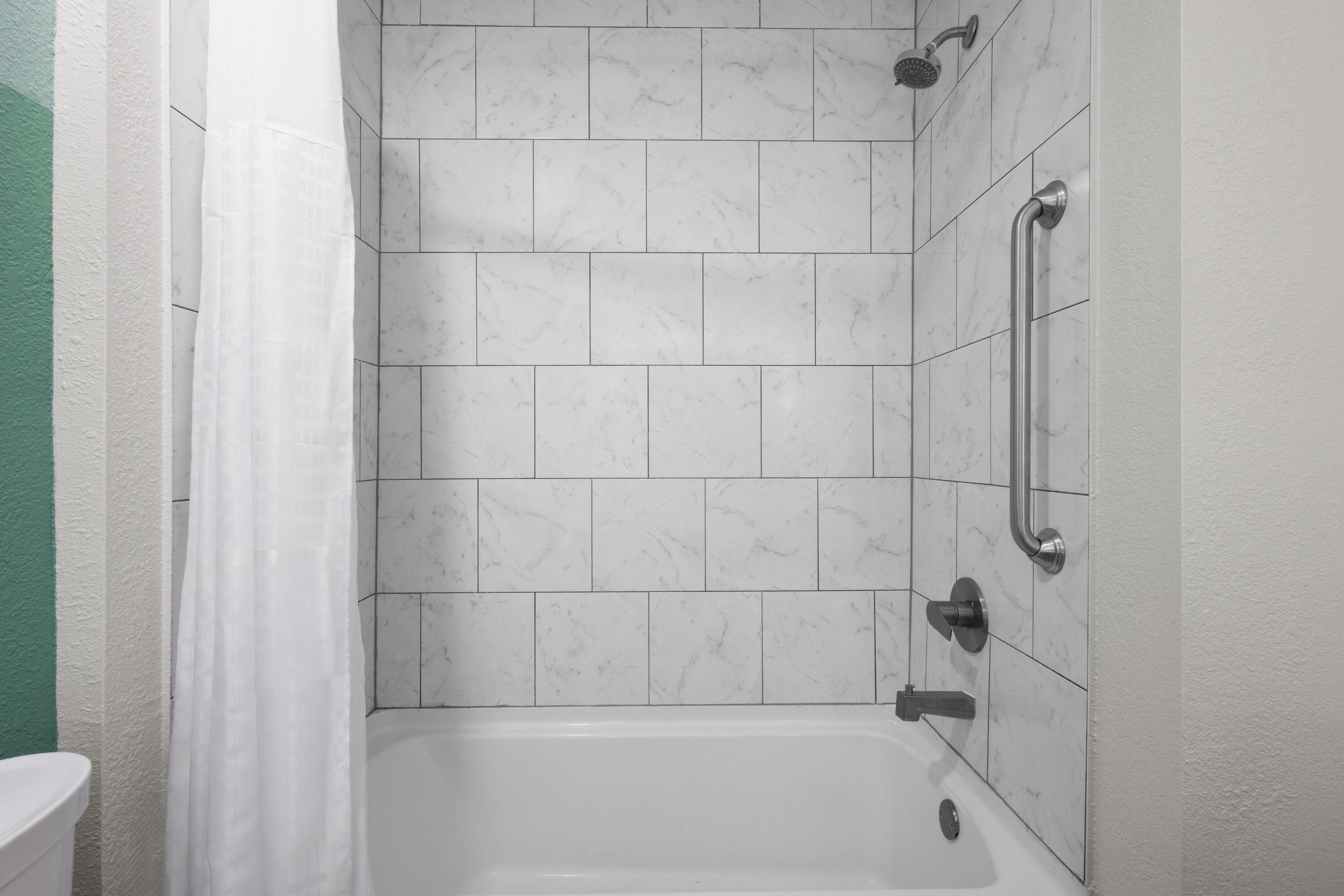 Guest room bath at the Wingate by Wyndham Kings Bay Naval Base in Kingsland, Georgia