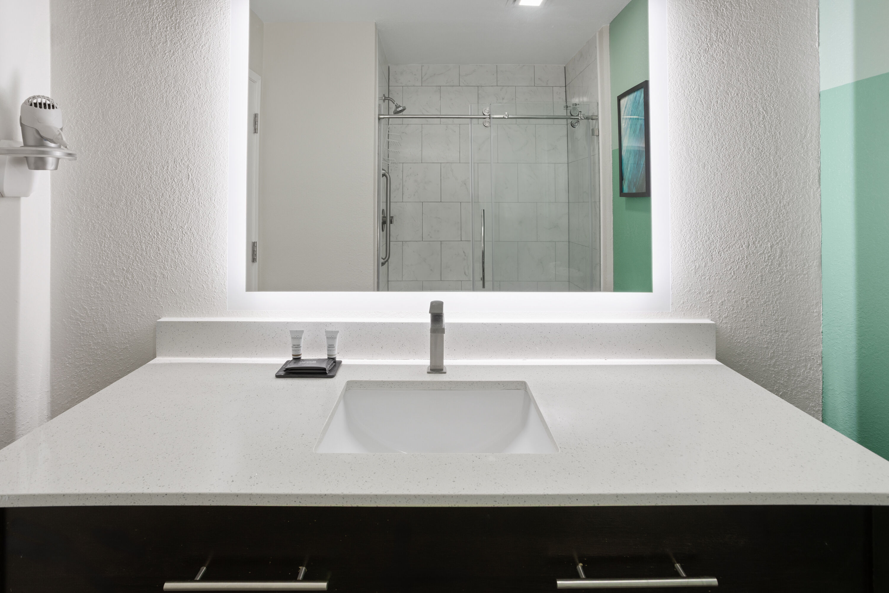 Guest room bath at the Wingate by Wyndham Kings Bay Naval Base in Kingsland, Georgia