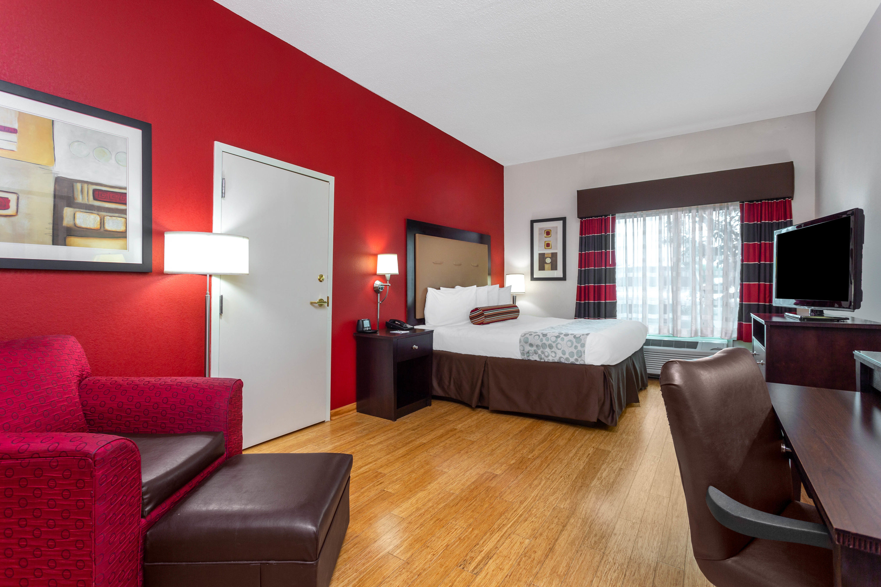 Guest room at the Wingate by Wyndham Macon I-75 in Macon, Georgia