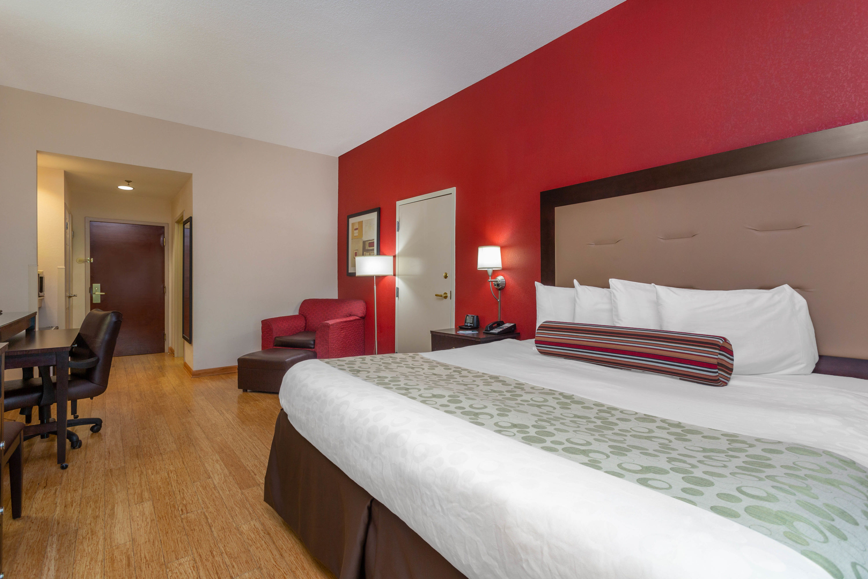 Guest room at the Wingate by Wyndham Macon I-75 in Macon, Georgia