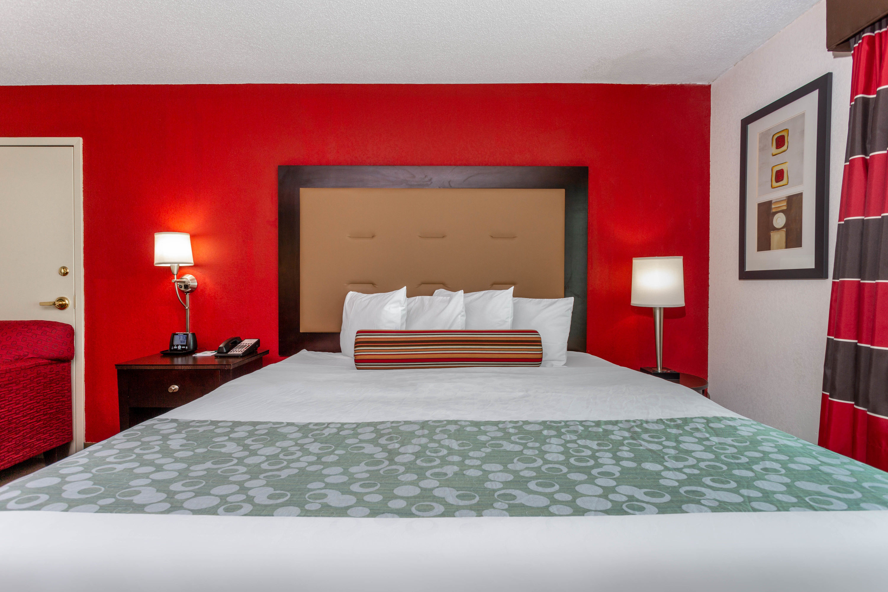 Guest room at the Wingate by Wyndham Macon I-75 in Macon, Georgia