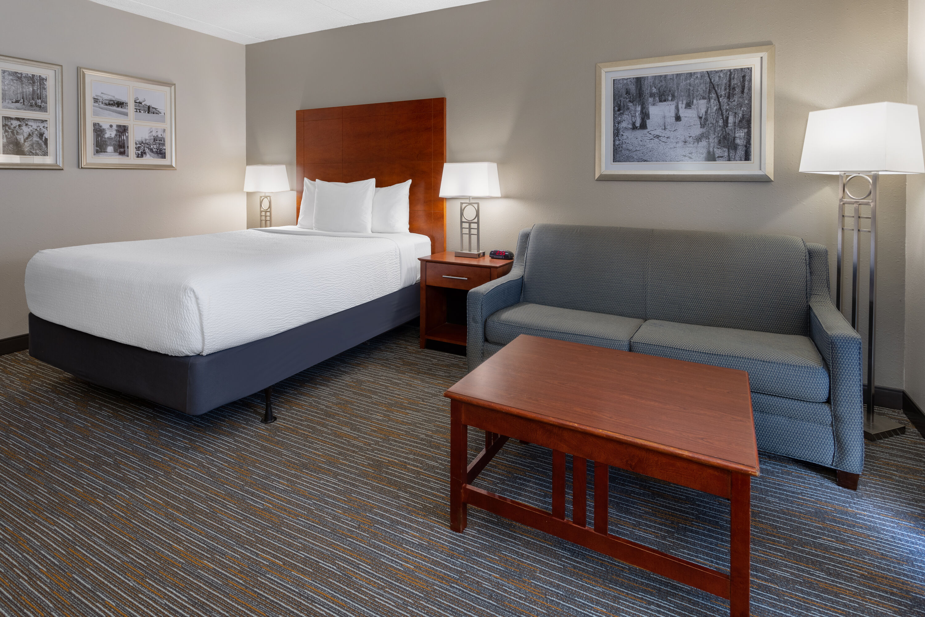 Queen bed guest room at the Wingate by Wyndham Valdosta/Moody AFB in Valdosta, Georgia