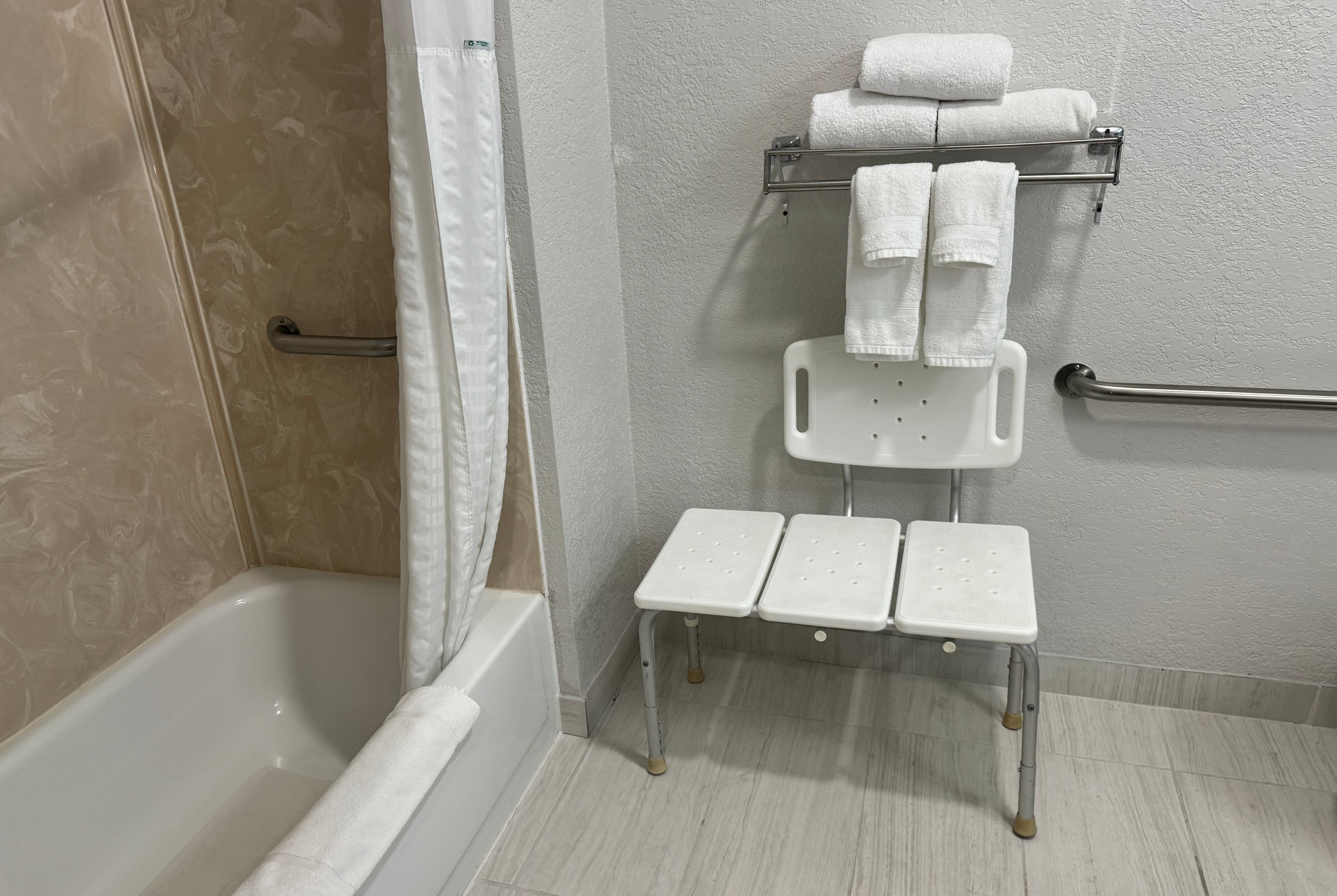 Guest room bath at the Wingate by Wyndham Sioux City in Sioux City, Iowa