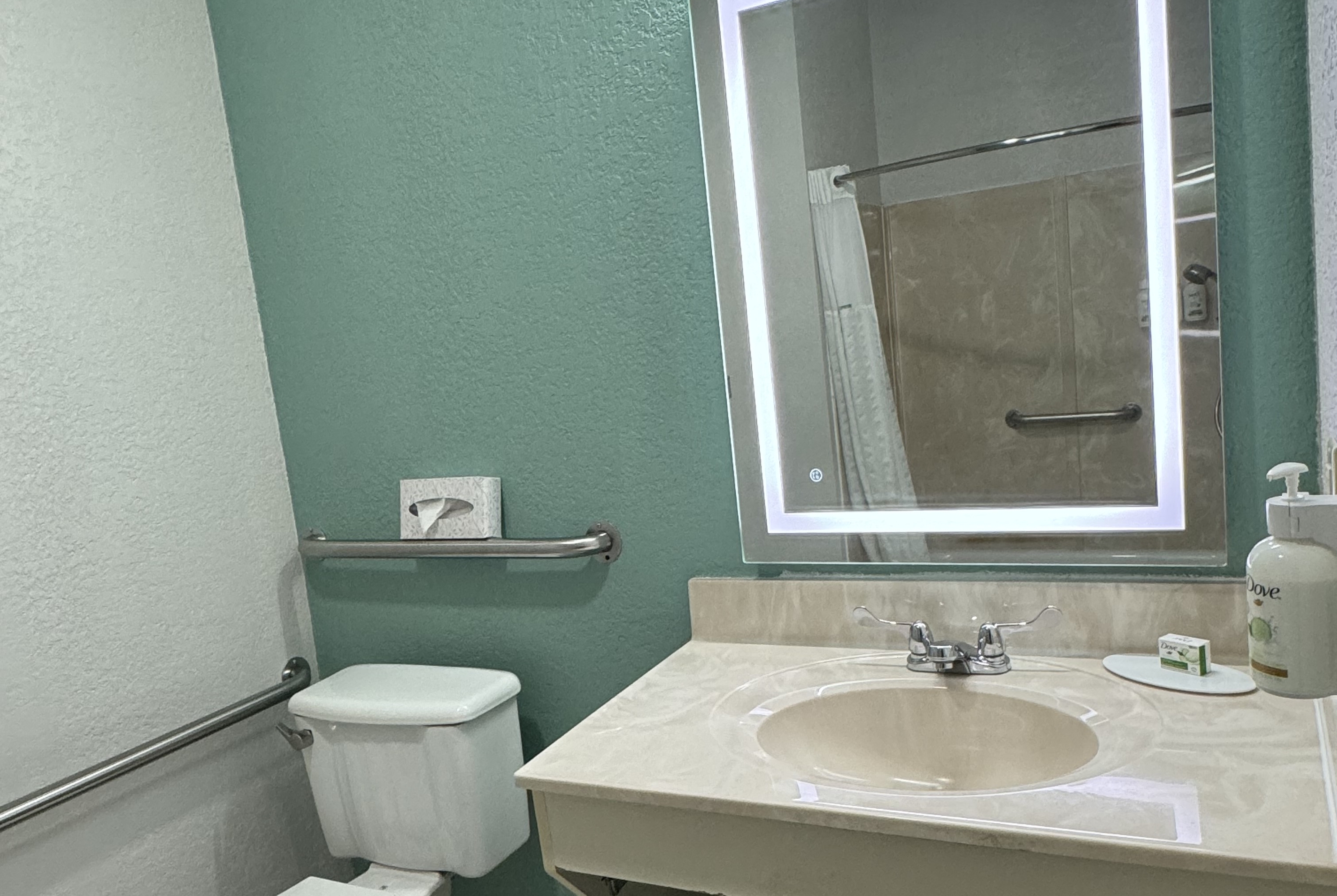 Guest room bath at the Wingate by Wyndham Sioux City in Sioux City, Iowa