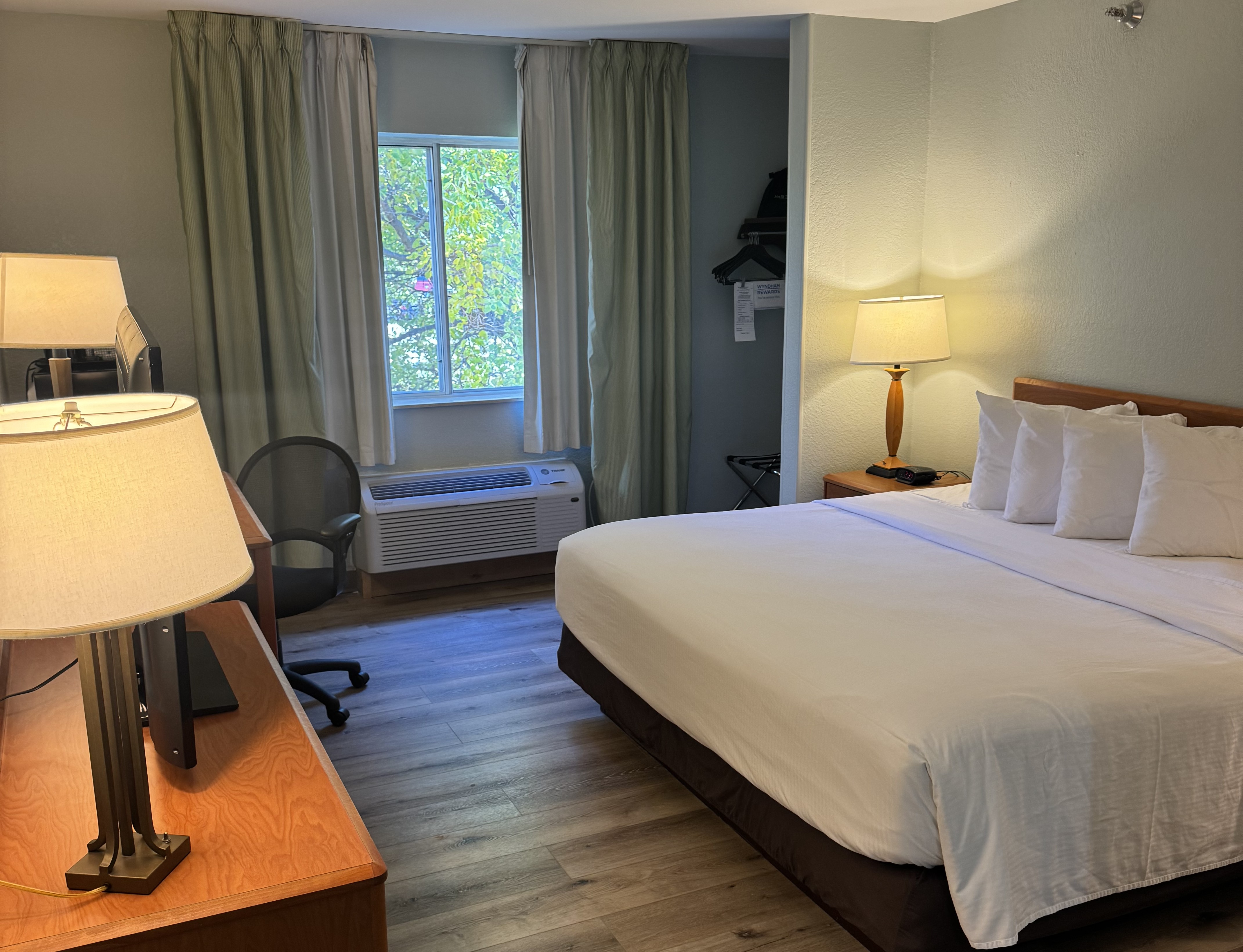 Guest room at the Wingate by Wyndham Sioux City in Sioux City, Iowa