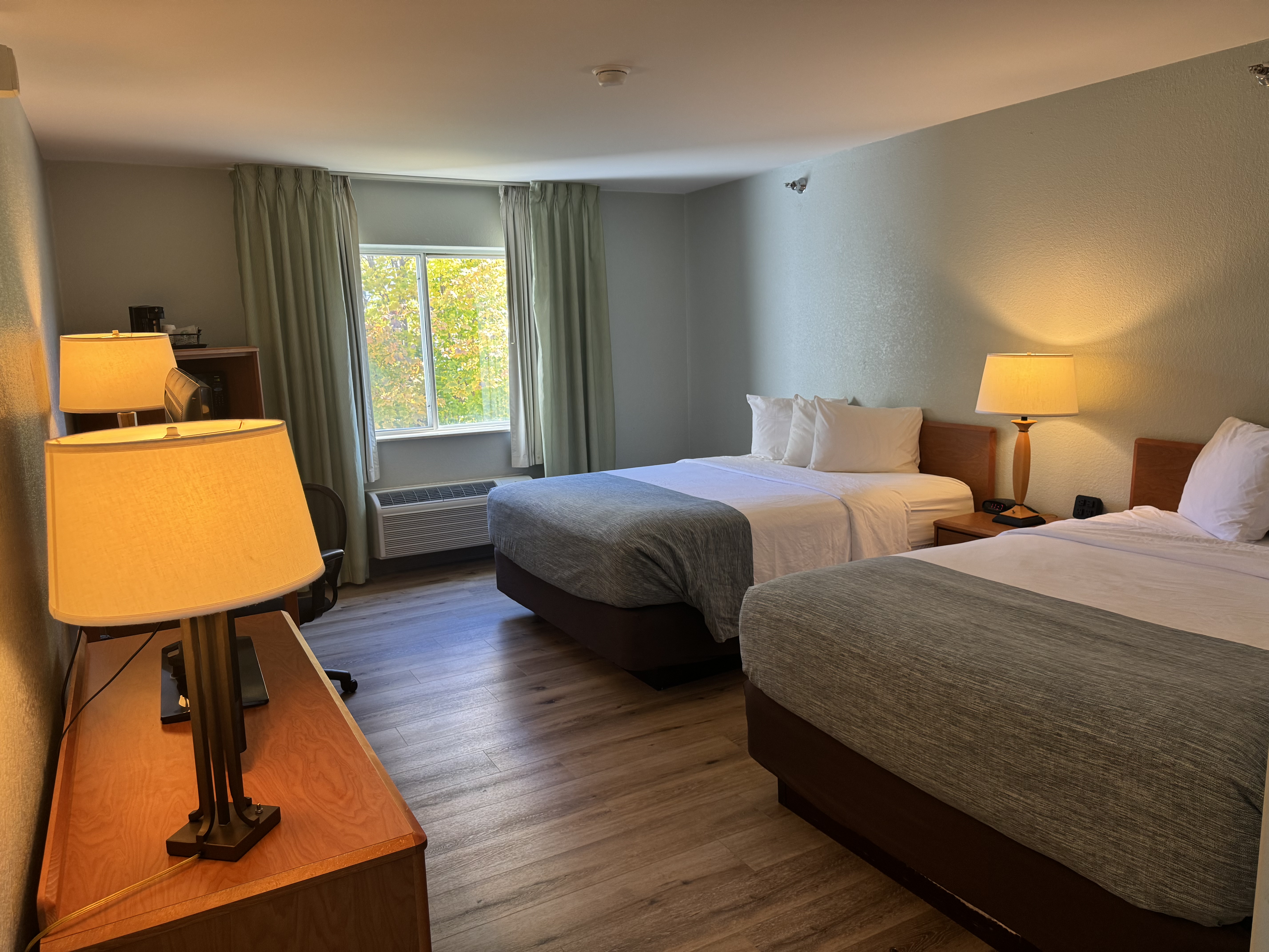 Guest room at the Wingate by Wyndham Sioux City in Sioux City, Iowa