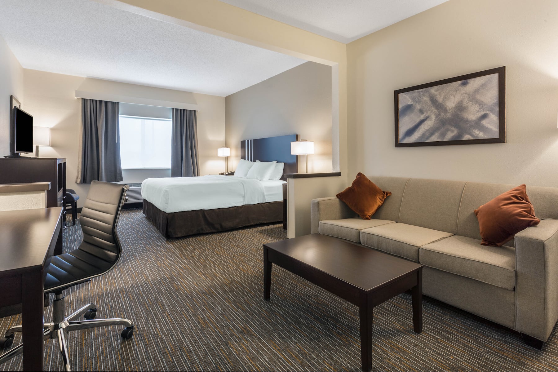 Guest room at the Wingate by Wyndham Gurnee in Gurnee, Illinois