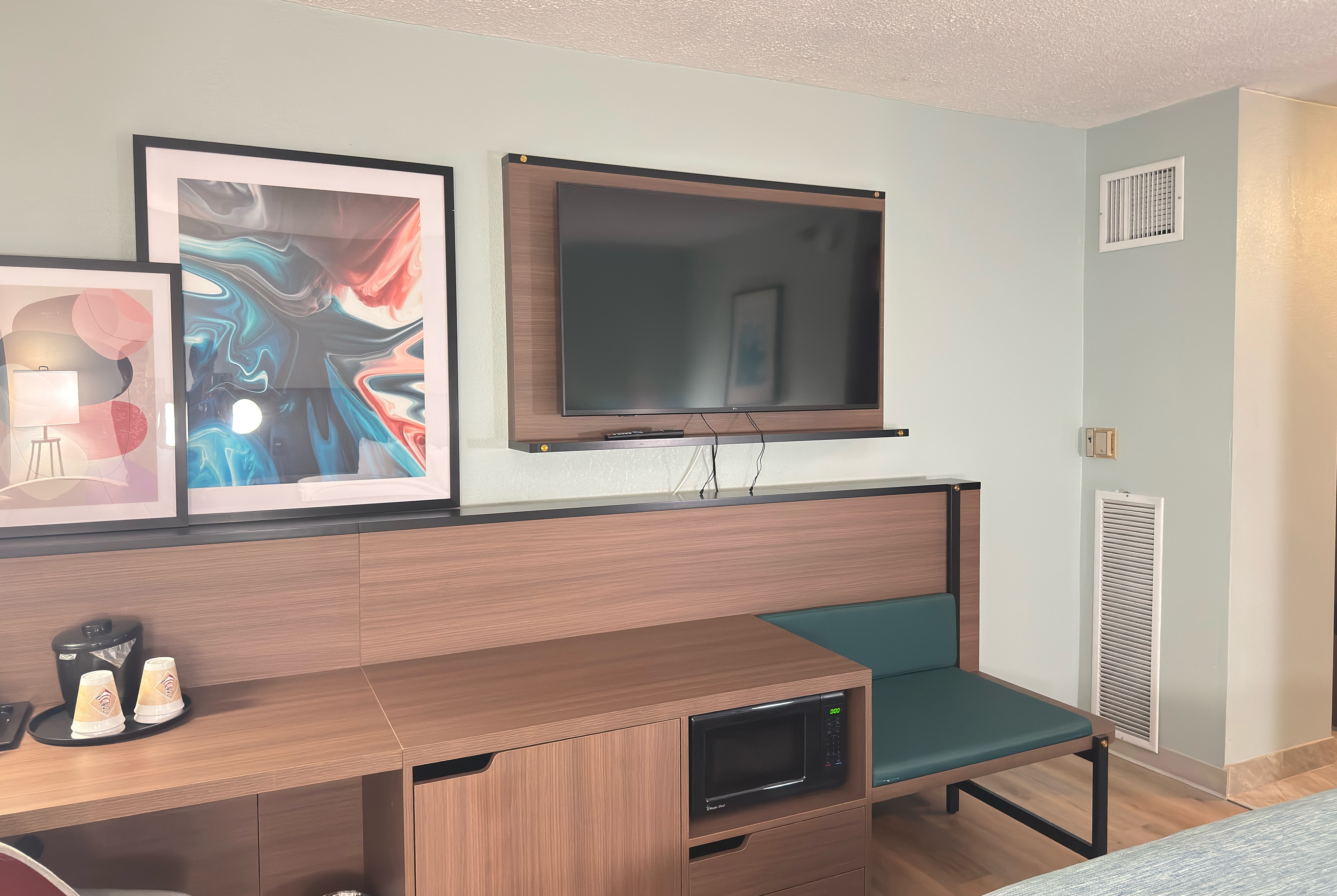 Guest room at the Wingate by Wyndham Indianapolis East in Indianapolis, Indiana