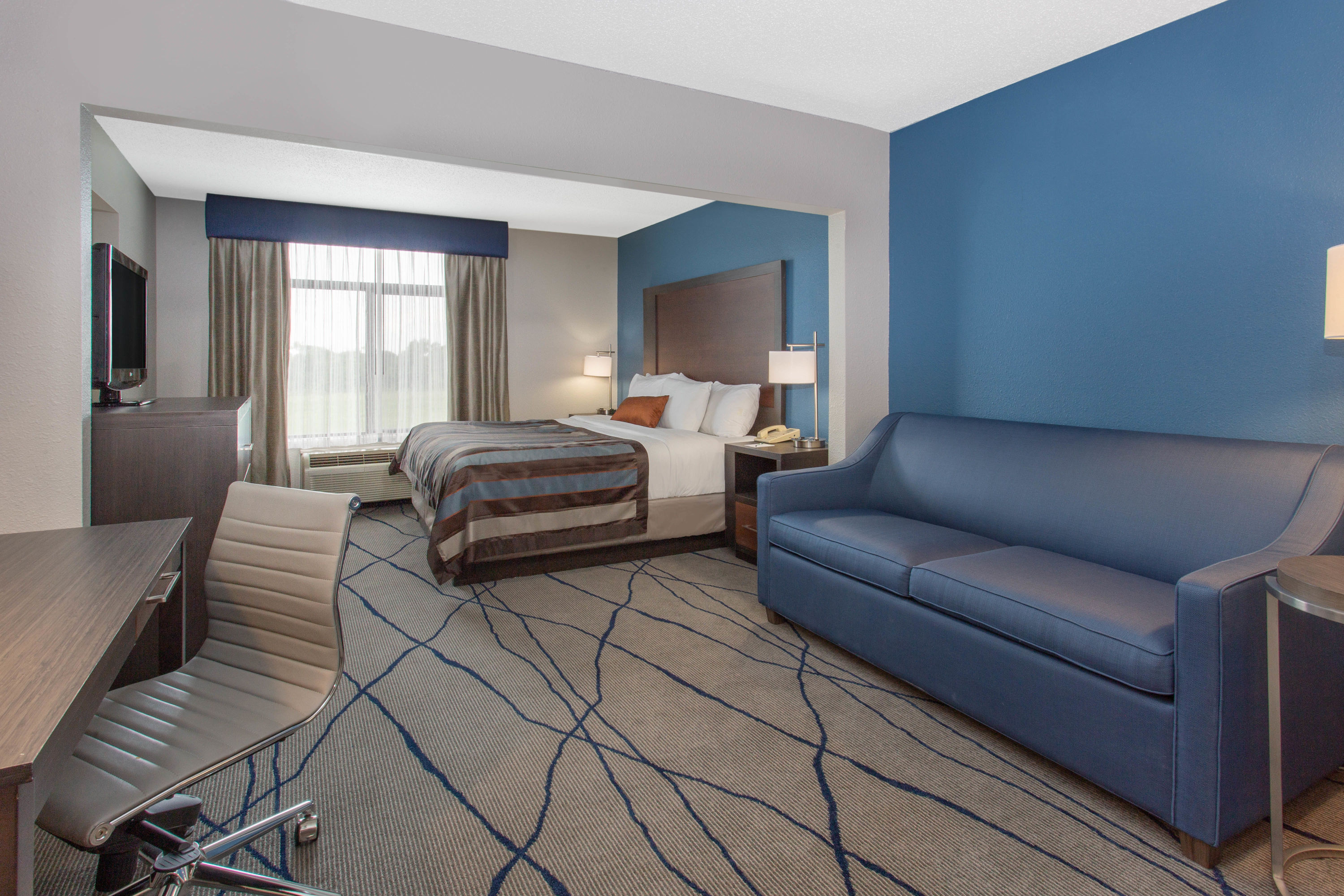 Guest room at the Wingate by Wyndham Indianapolis Airport Plainfield in Plainfield, Indiana