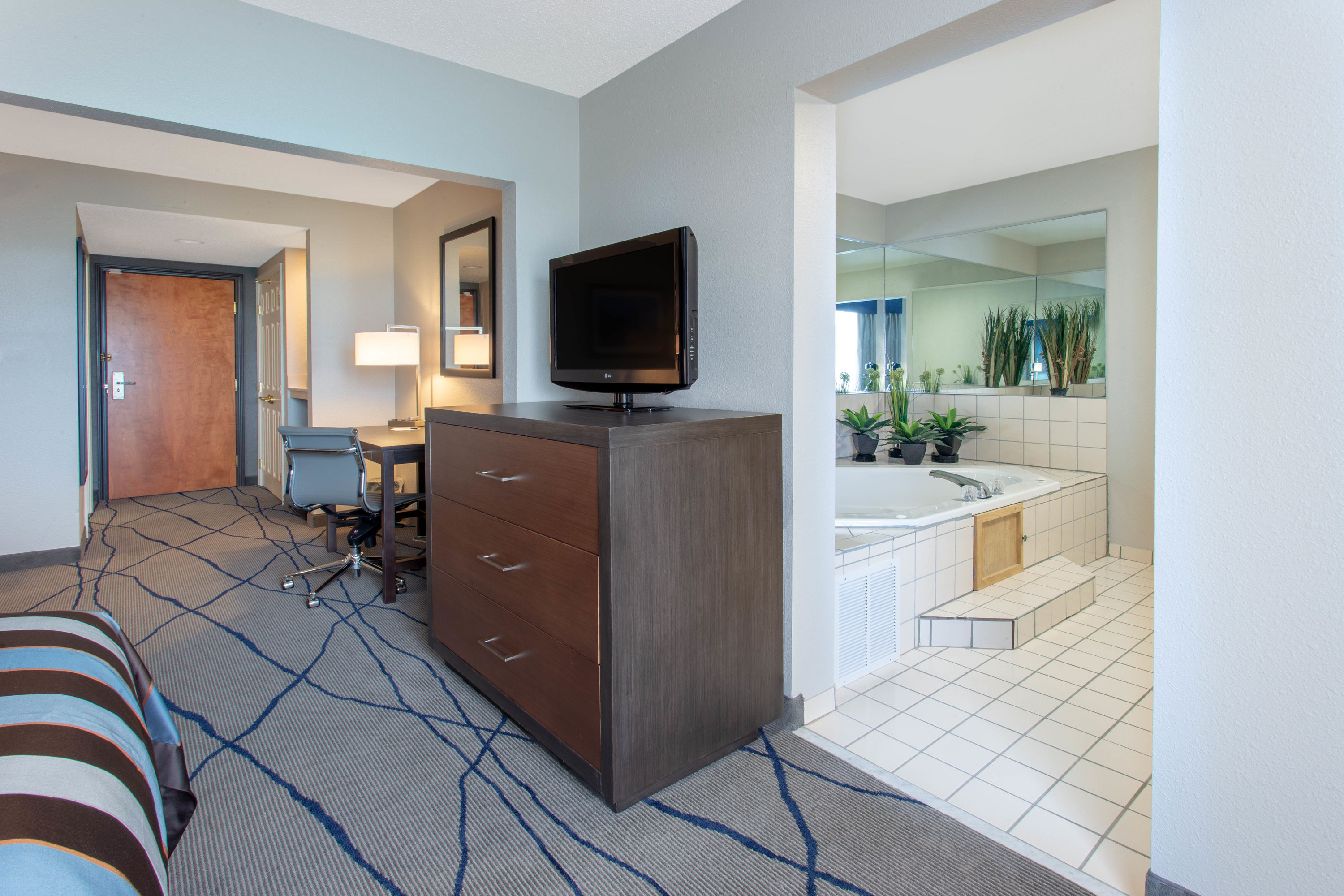 Guest room at the Wingate by Wyndham Indianapolis Airport Plainfield in Plainfield, Indiana