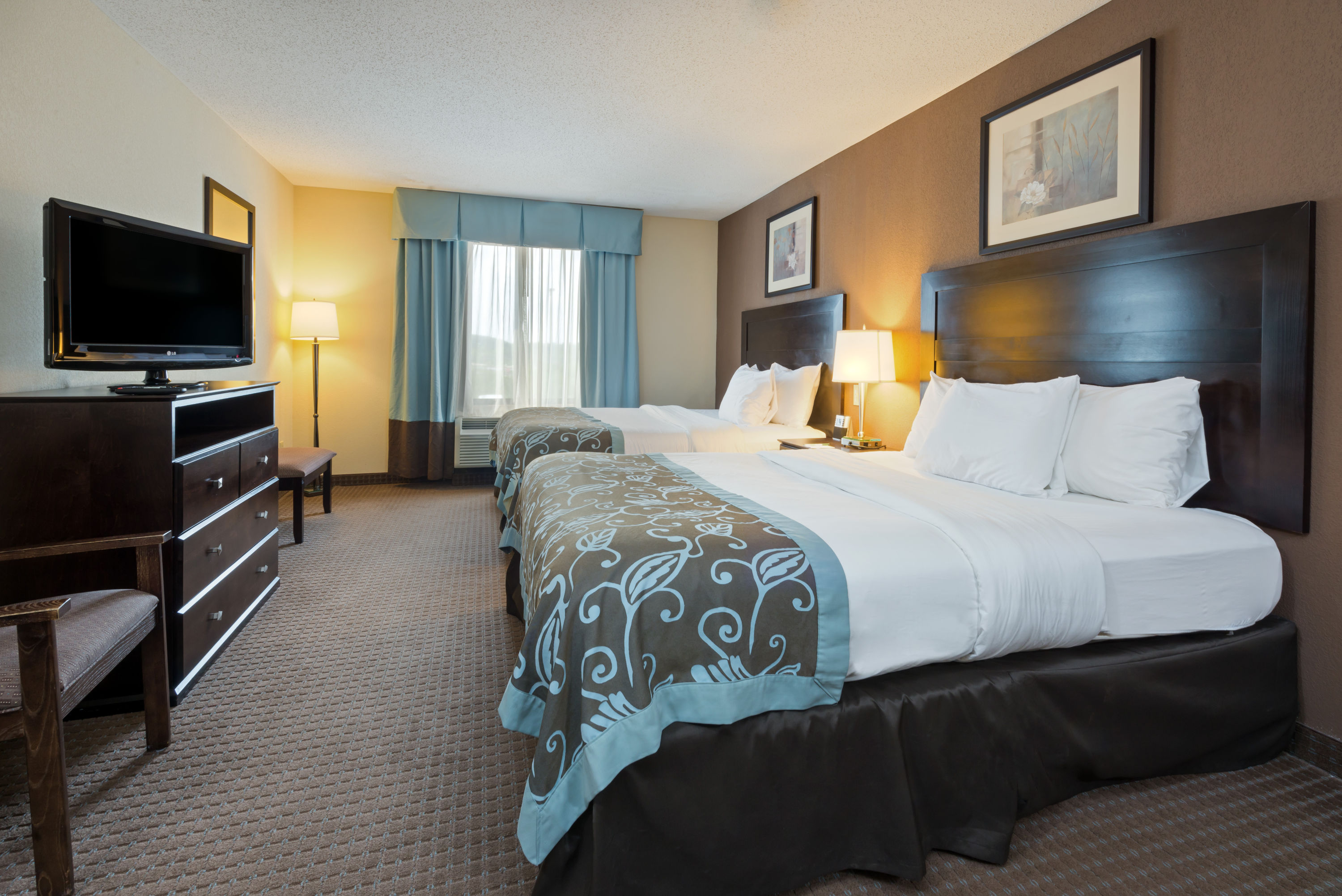 Guest room at the Wingate by Wyndham Erlanger / Florence / Cincinnati South in Erlanger, Kentucky