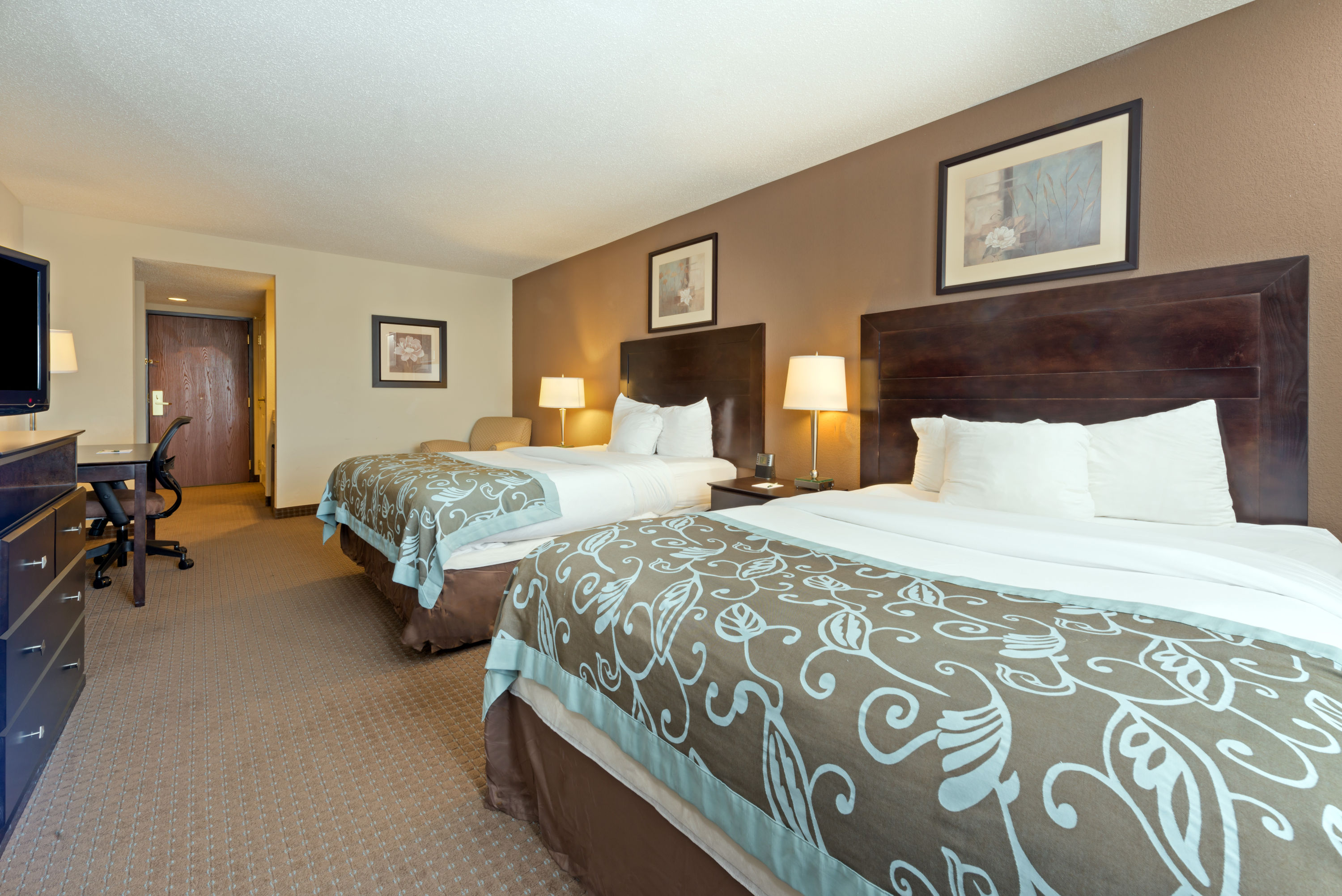 Guest room at the Wingate by Wyndham Erlanger / Florence / Cincinnati South in Erlanger, Kentucky