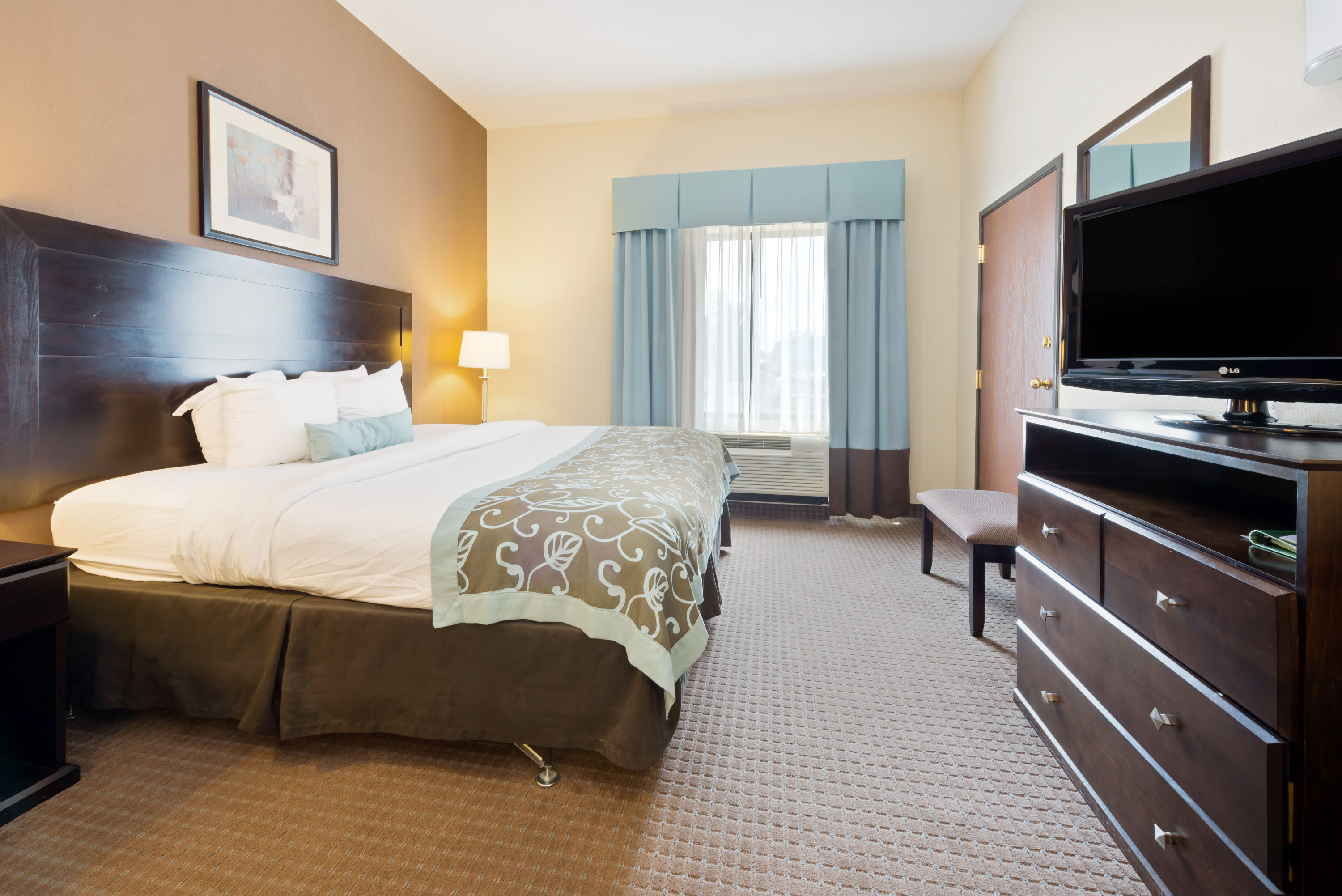 Guest room at the Wingate by Wyndham Erlanger / Florence / Cincinnati South in Erlanger, Kentucky