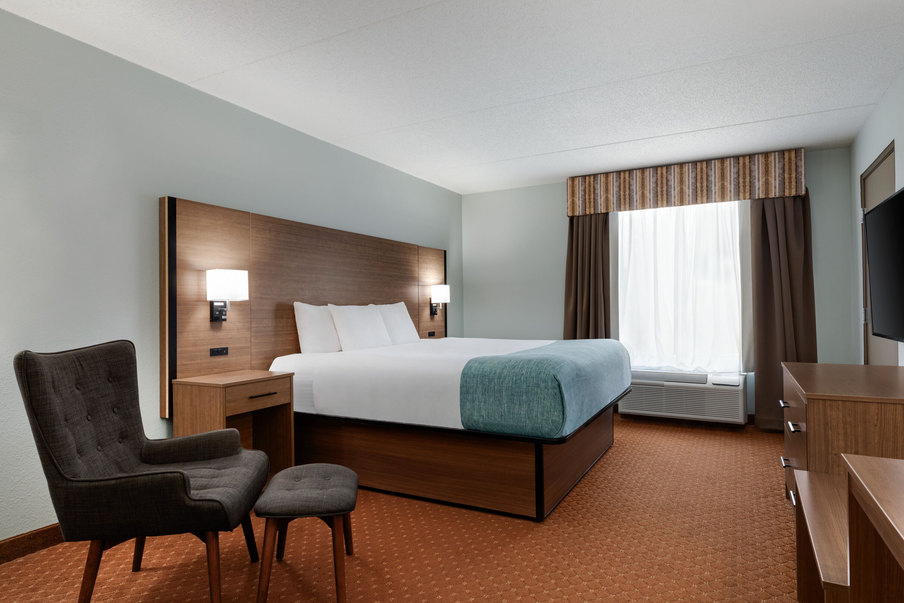 Guest room at the Wingate by Wyndham Louisville East in Louisville, Kentucky