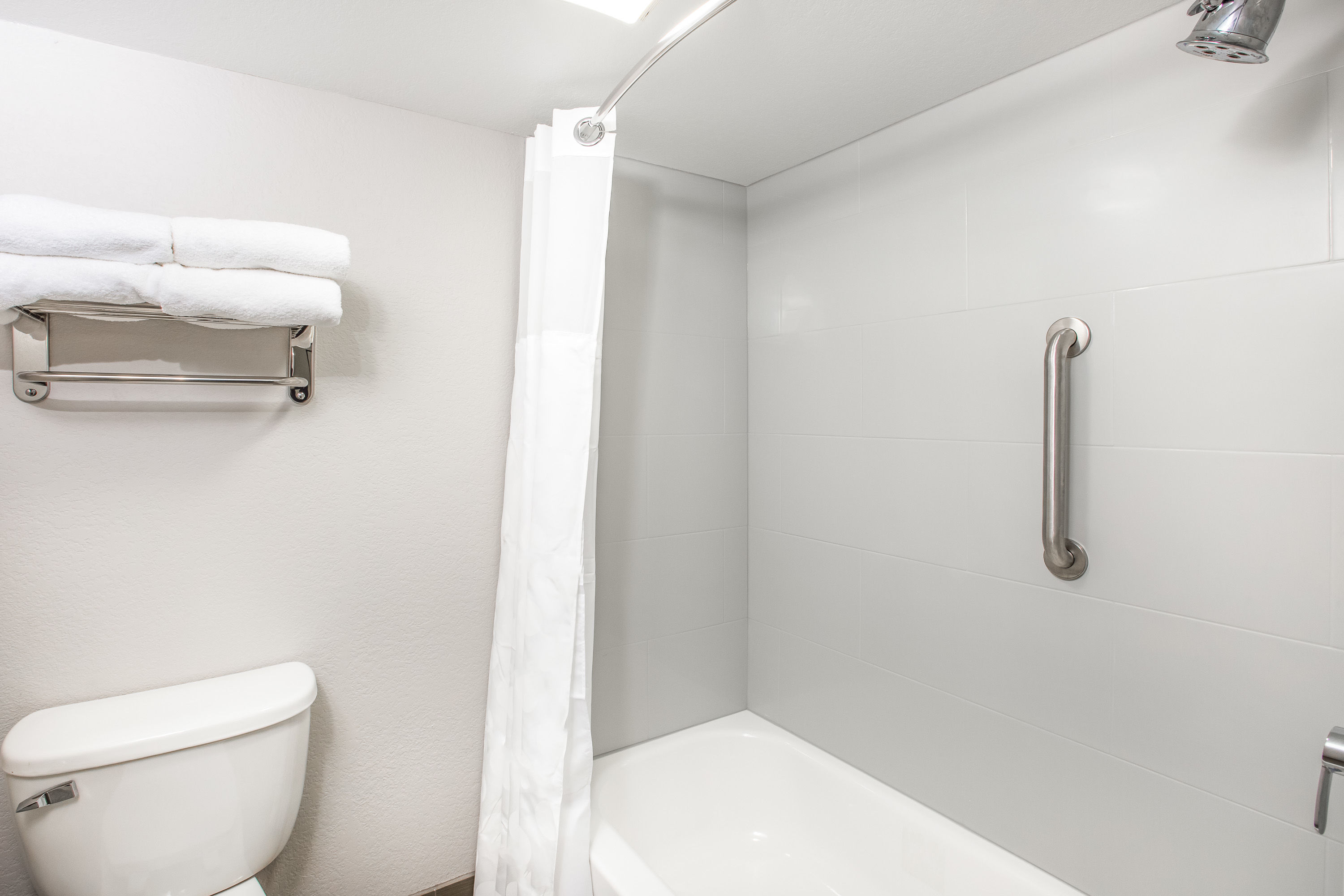 Guest room bath at the Wingate by Wyndham Louisville Fair and Expo in Louisville, Kentucky