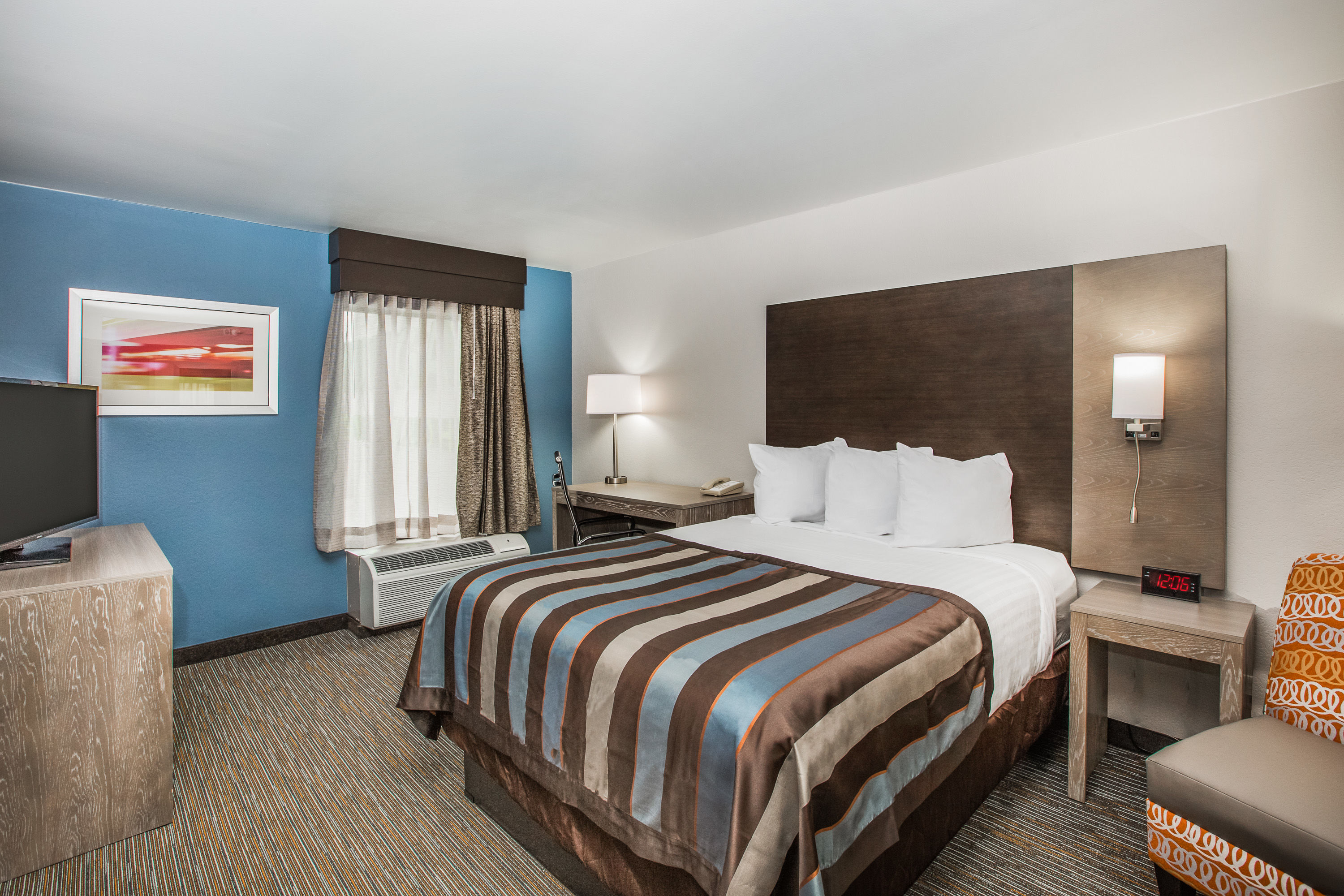 Guest room at the Wingate by Wyndham Louisville Fair and Expo in Louisville, Kentucky