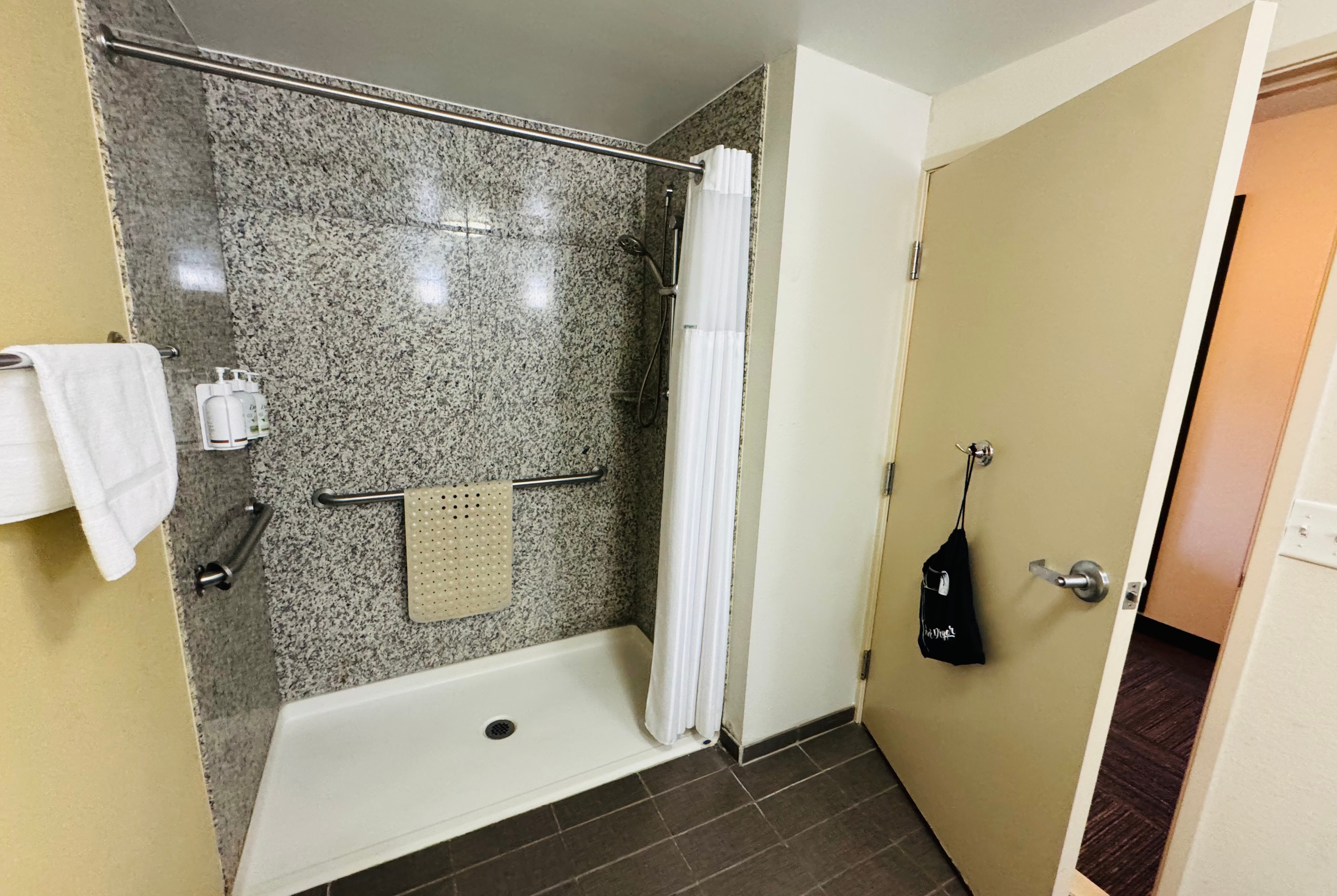 Guest room bath at the Wingate by Wyndham Jonesboro/Hodge in Jonesboro, Louisiana
