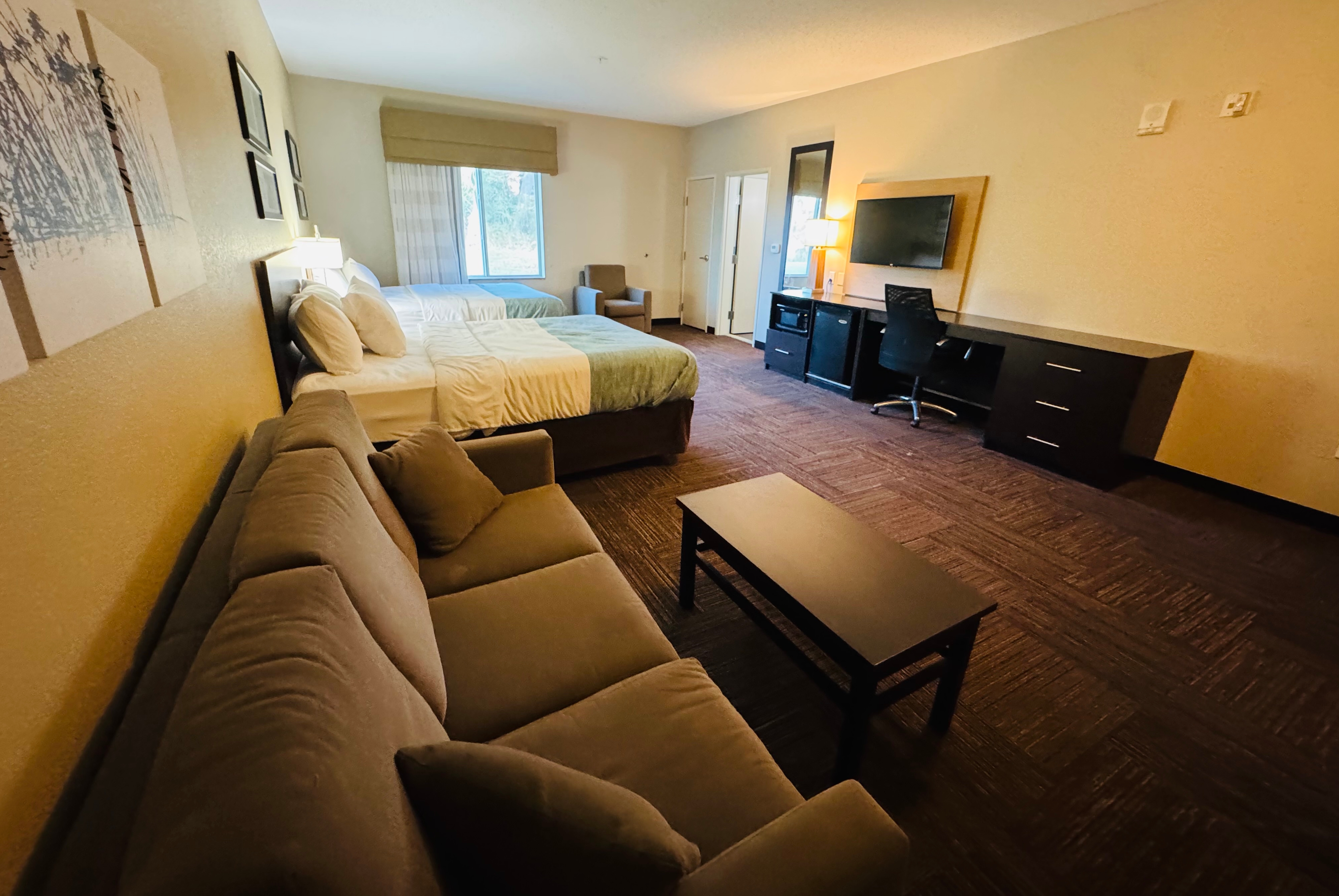 Queen bed guest room at the Wingate by Wyndham Jonesboro/Hodge in Jonesboro, Louisiana