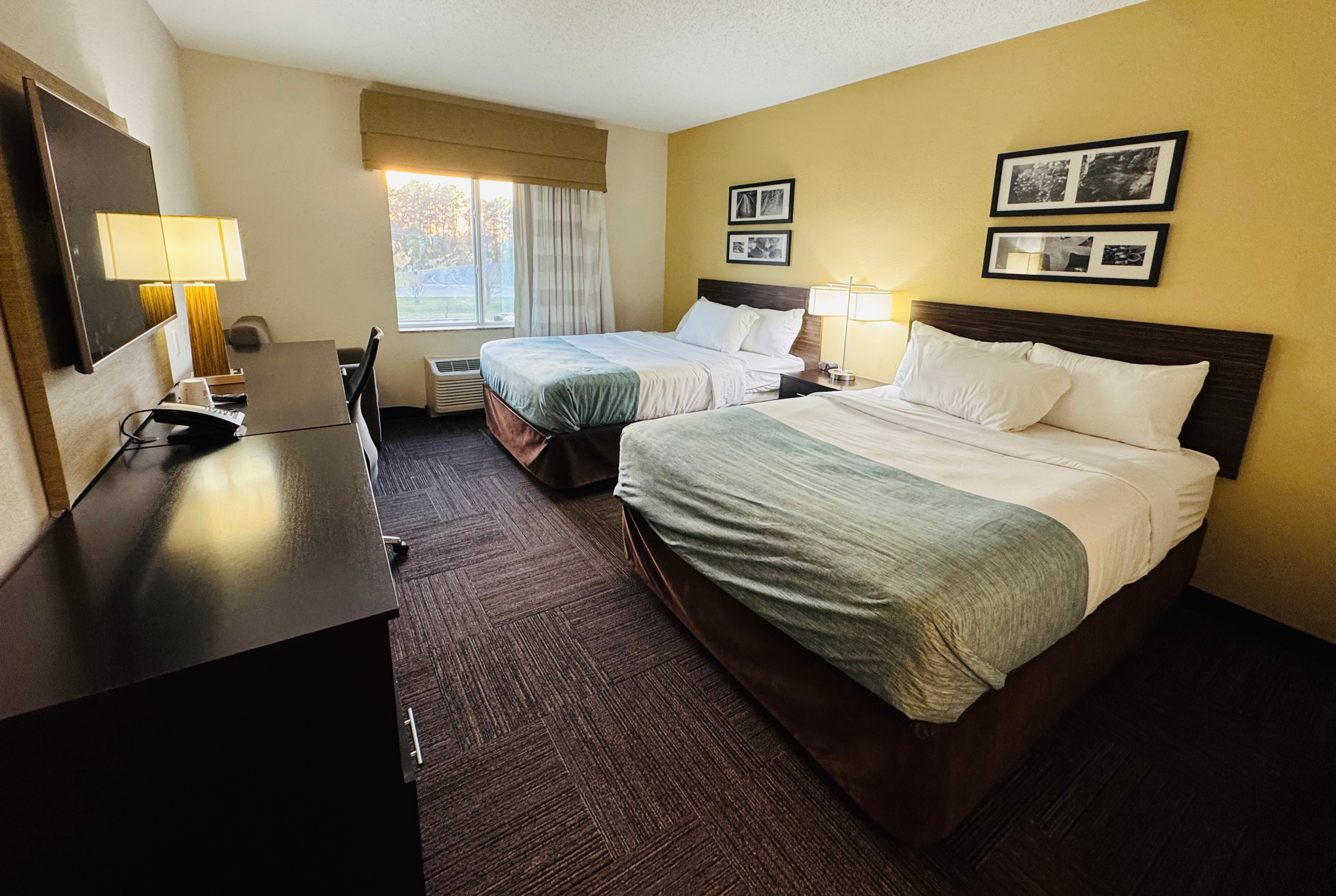 Queen bed guest room at the Wingate by Wyndham Jonesboro/Hodge in Jonesboro, Louisiana