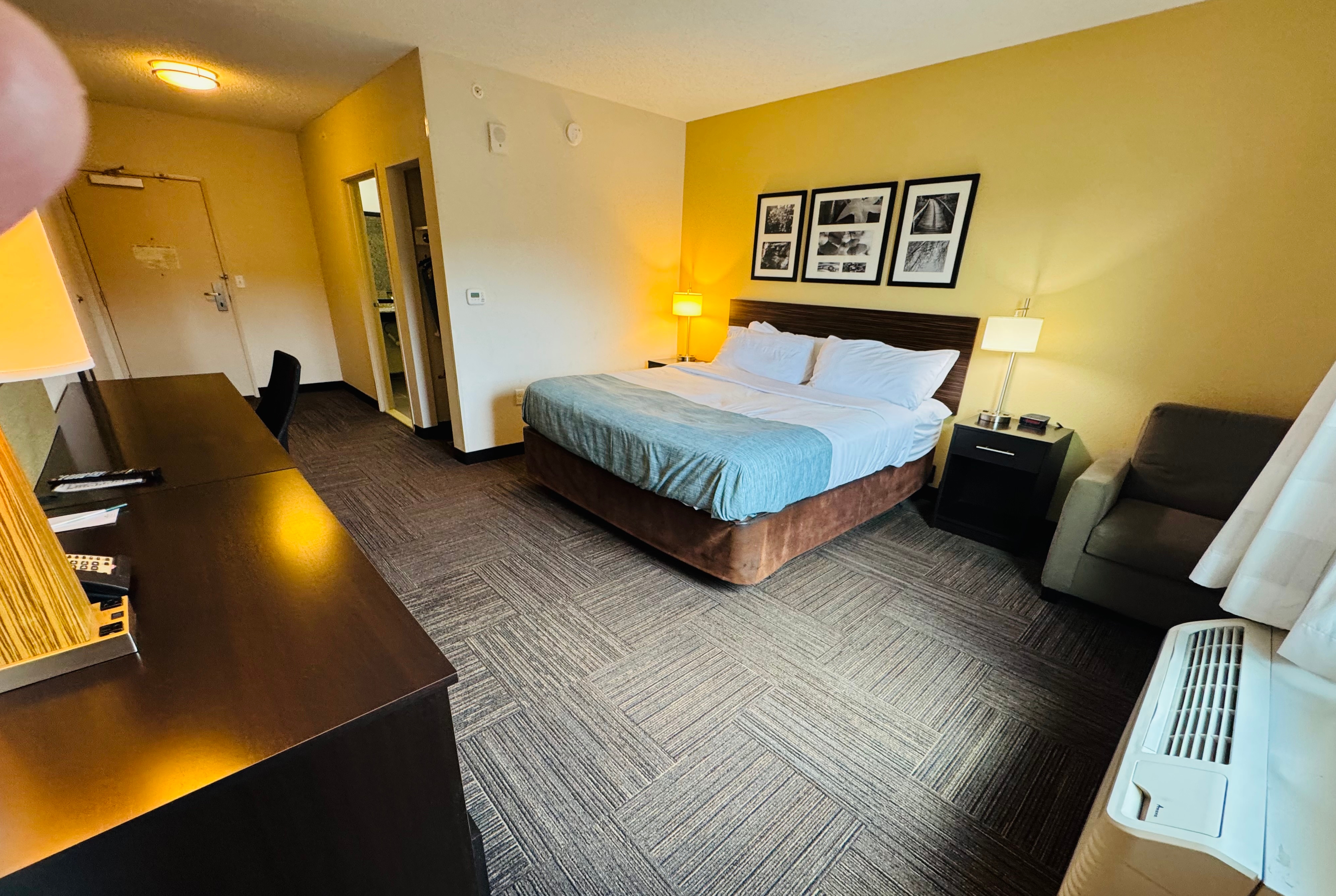 King bed guest room at the Wingate by Wyndham Jonesboro/Hodge in Jonesboro, Louisiana