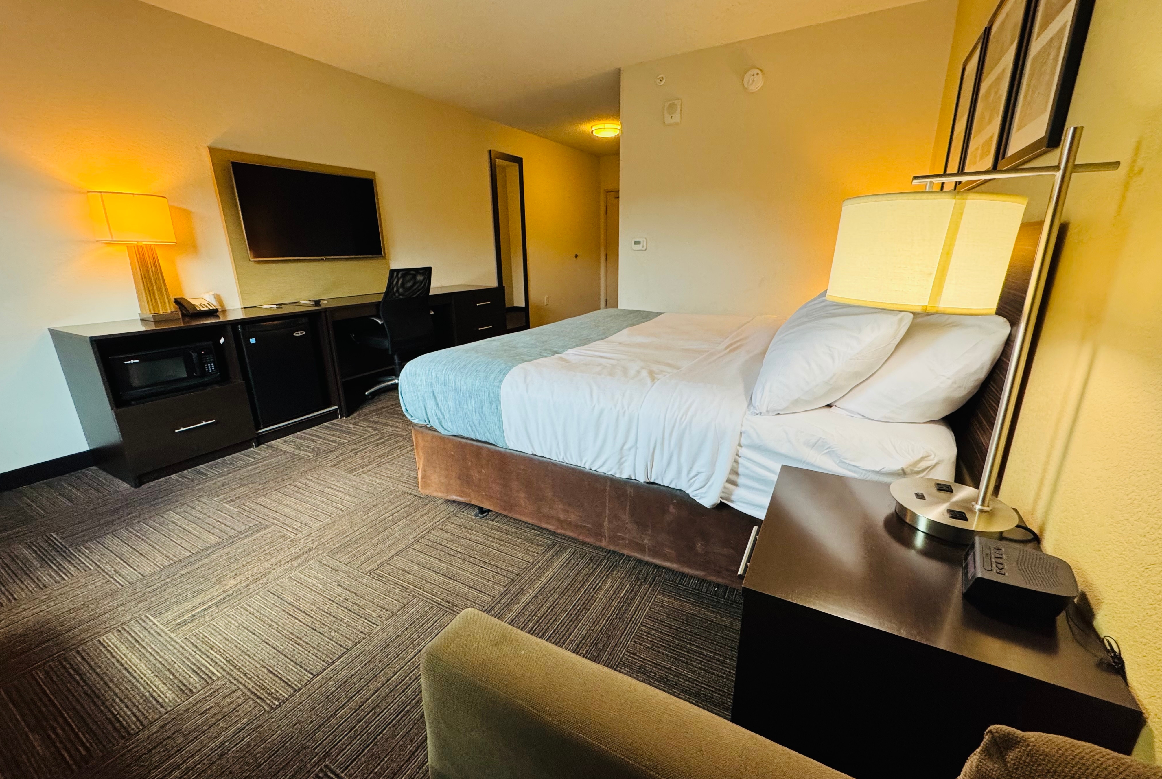 King bed guest room at the Wingate by Wyndham Jonesboro/Hodge in Jonesboro, Louisiana