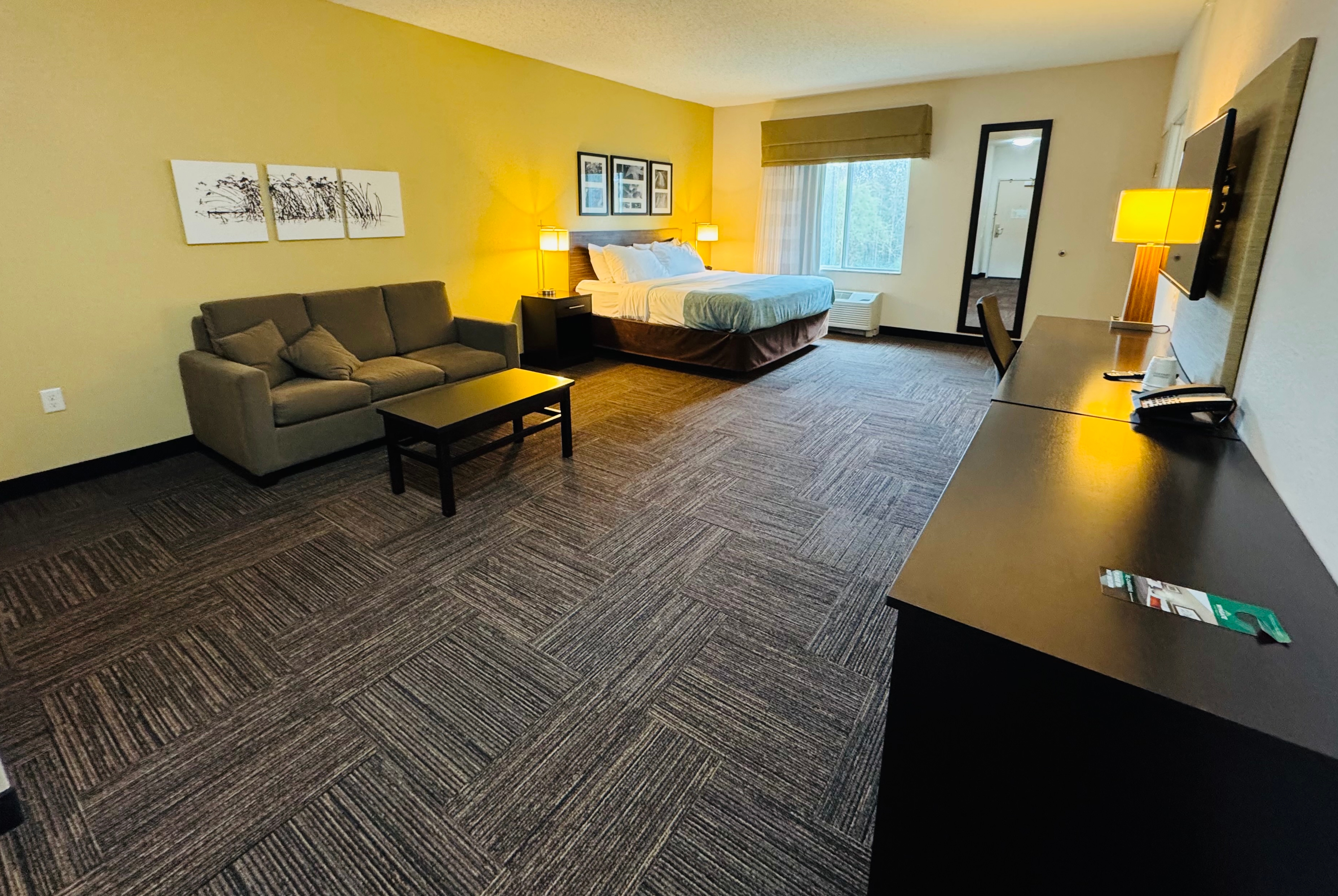 King bed guest room at the Wingate by Wyndham Jonesboro/Hodge in Jonesboro, Louisiana