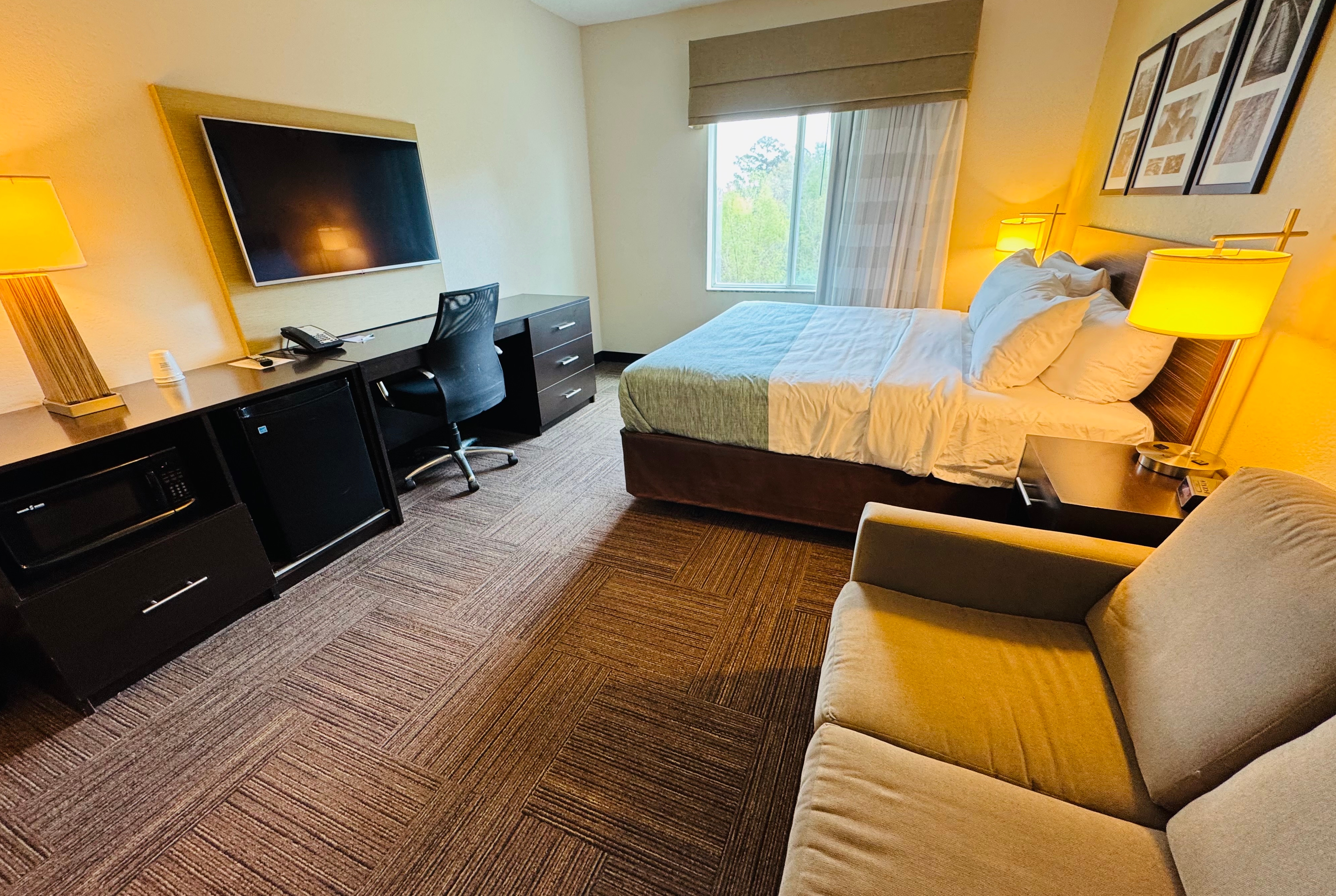 King bed guest room at the Wingate by Wyndham Jonesboro/Hodge in Jonesboro, Louisiana