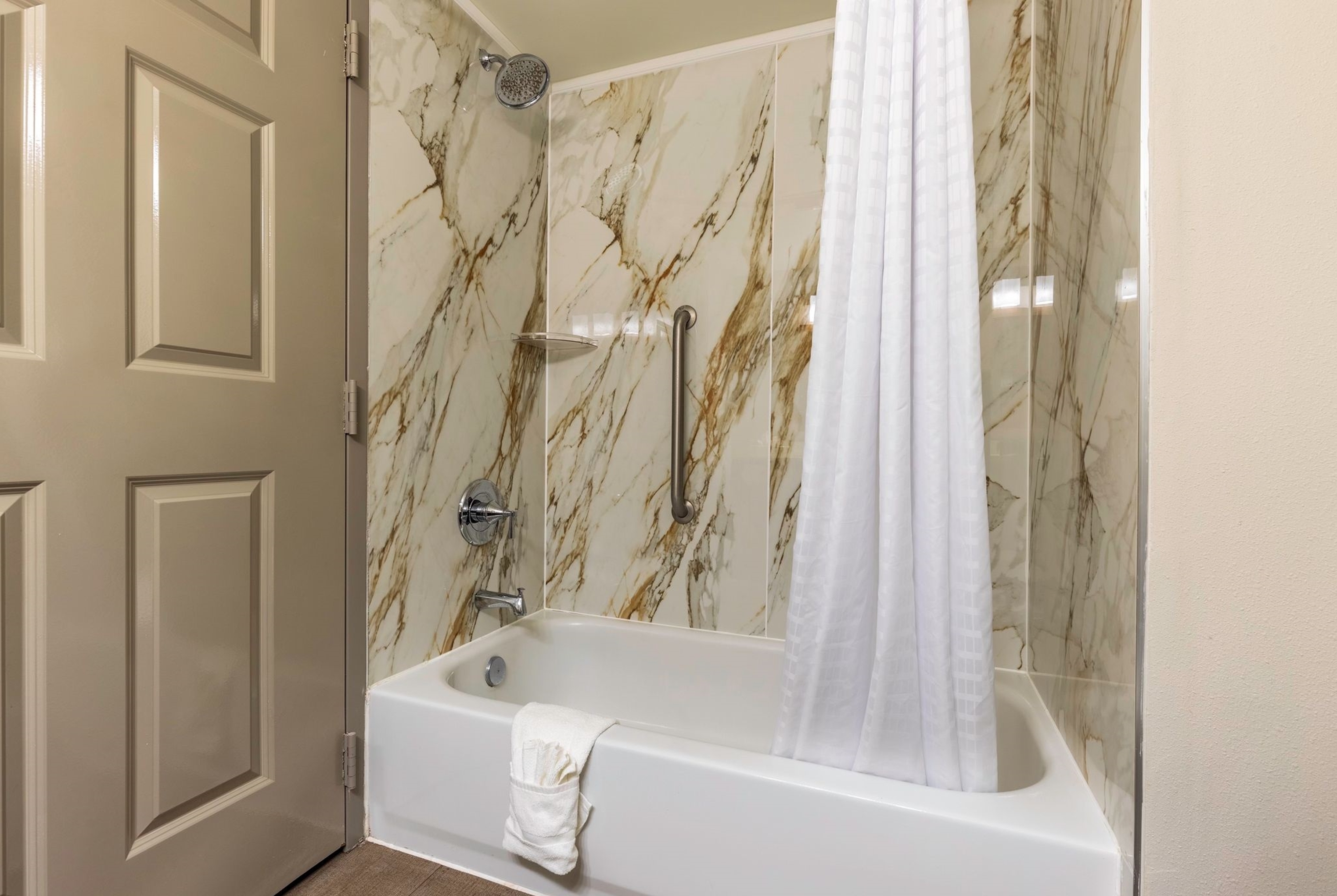 Guest room bath at the Wingate by Wyndham Lafayette Airport in Lafayette, Louisiana