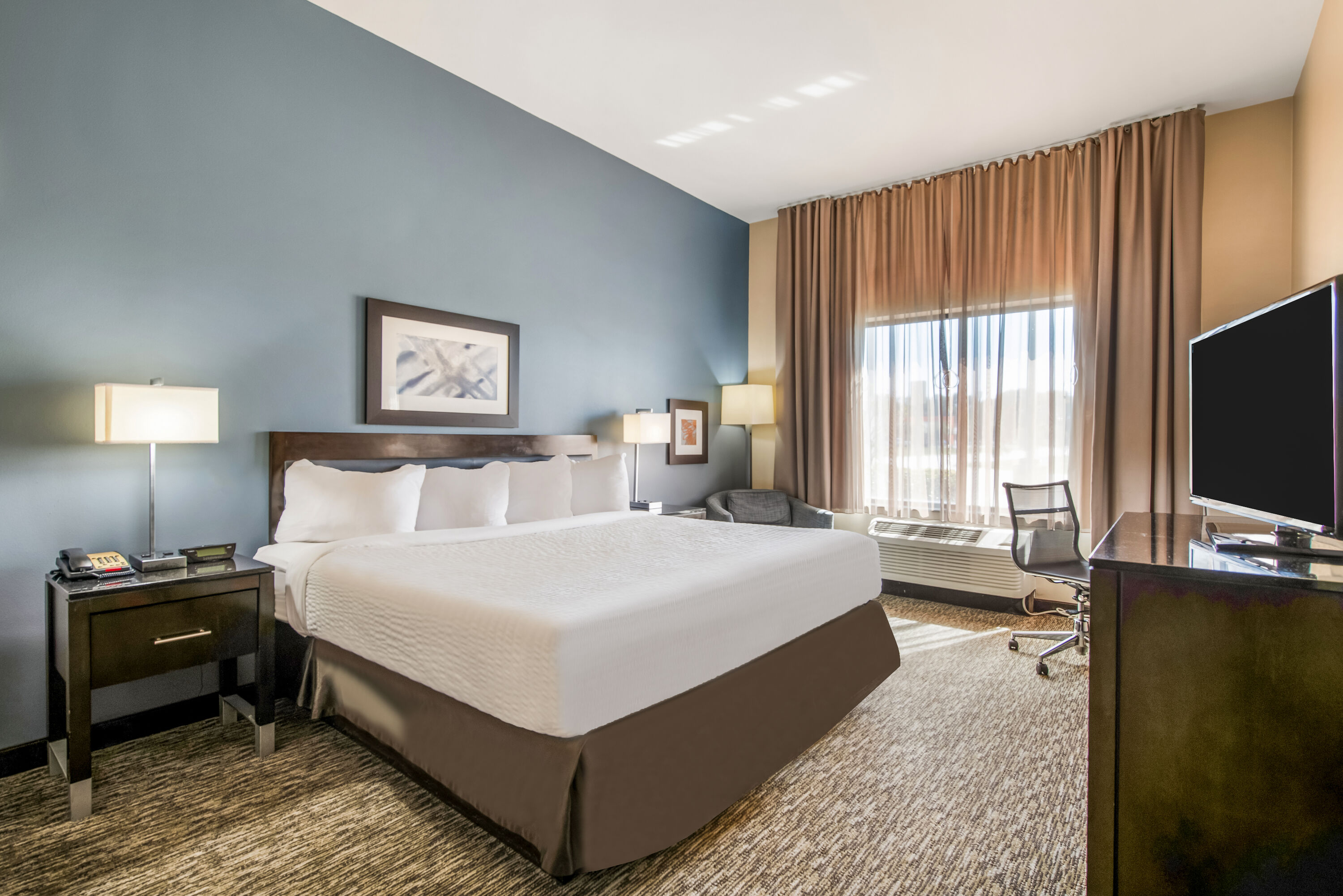 King bed guest room at the Wingate by Wyndham Slidell/New Orleans East Area in Slidell, Louisiana