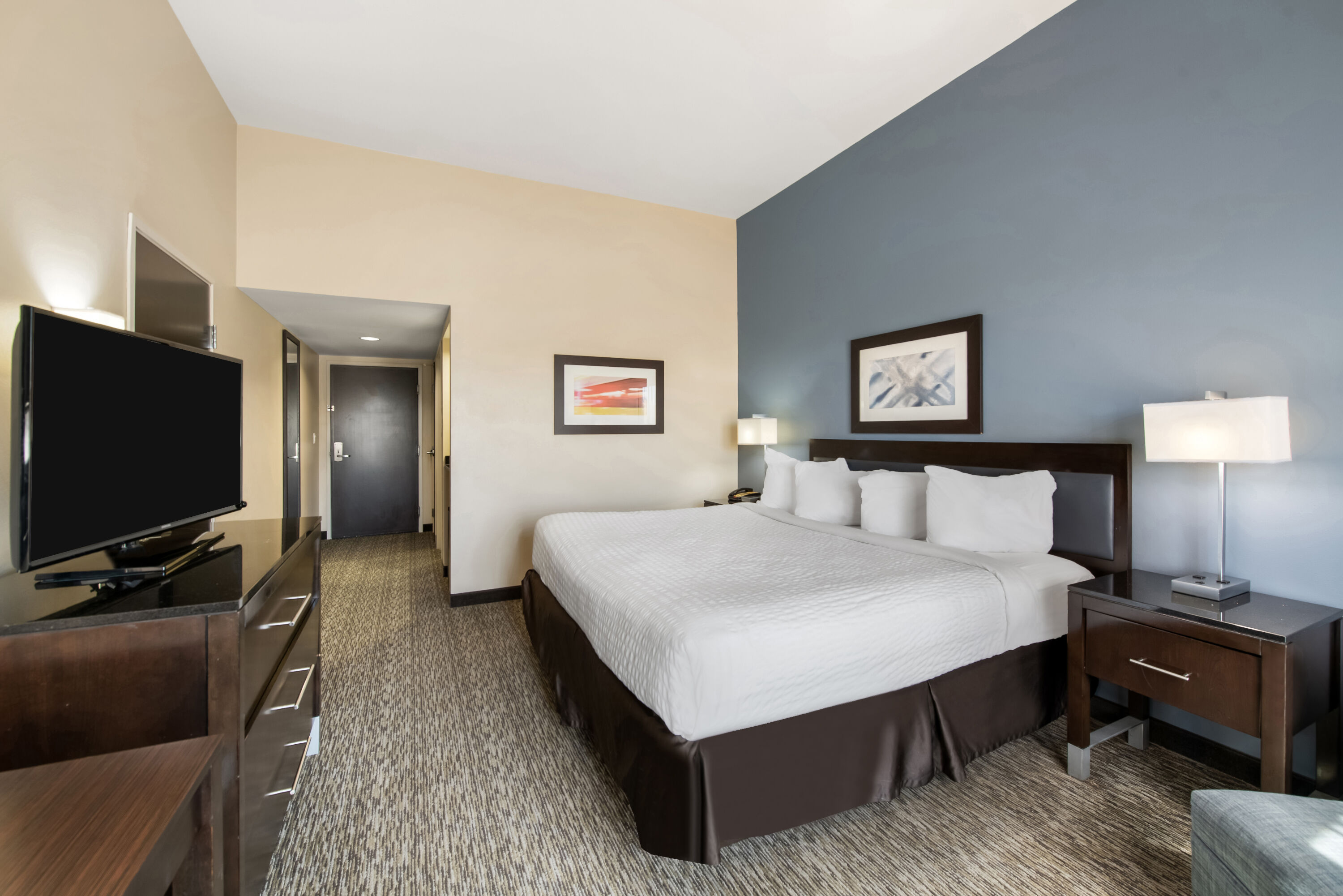 King bed guest room at the Wingate by Wyndham Slidell/New Orleans East Area in Slidell, Louisiana