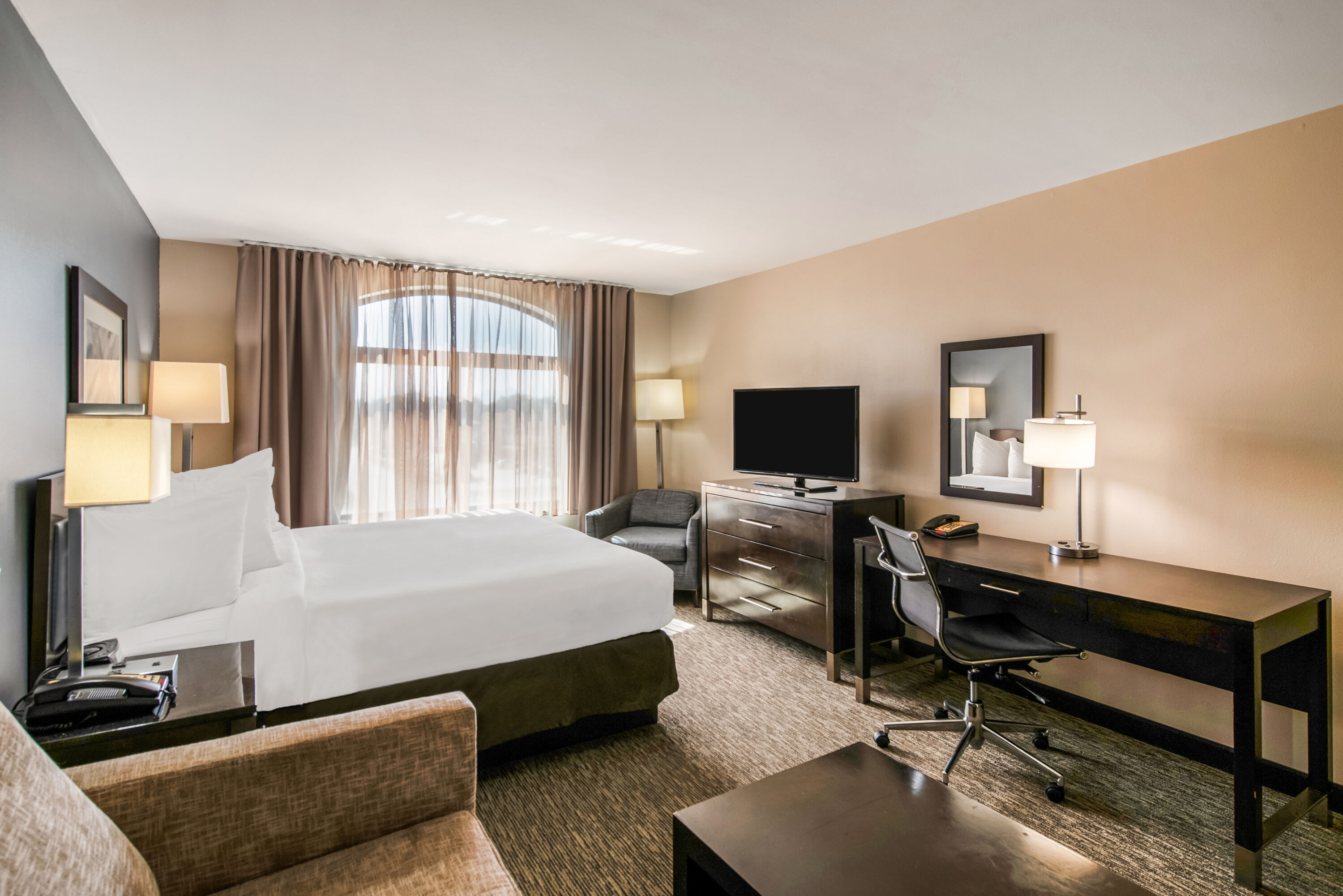 King bed guest room at the Wingate by Wyndham Slidell/New Orleans East Area in Slidell, Louisiana