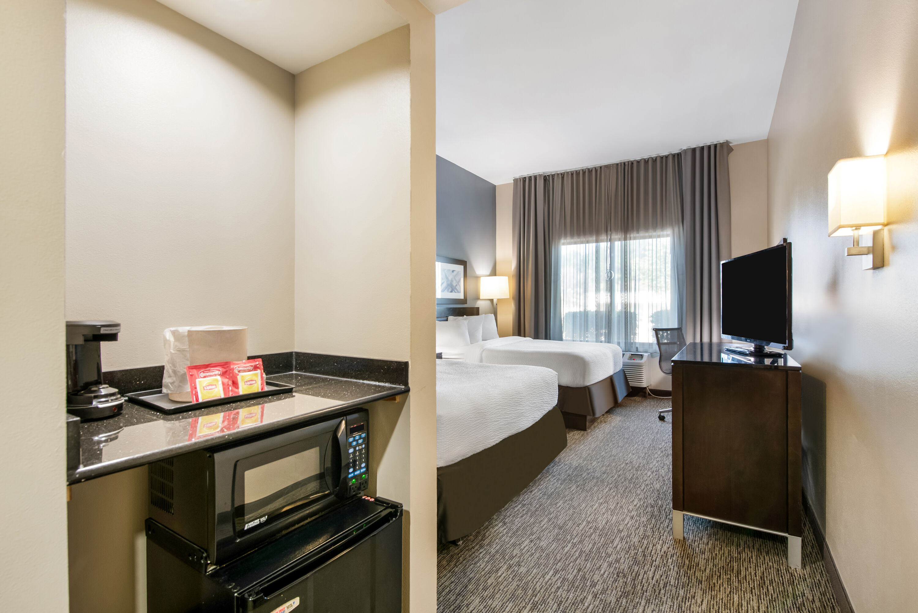 Queen bed guest room at the Wingate by Wyndham Slidell/New Orleans East Area in Slidell, Louisiana