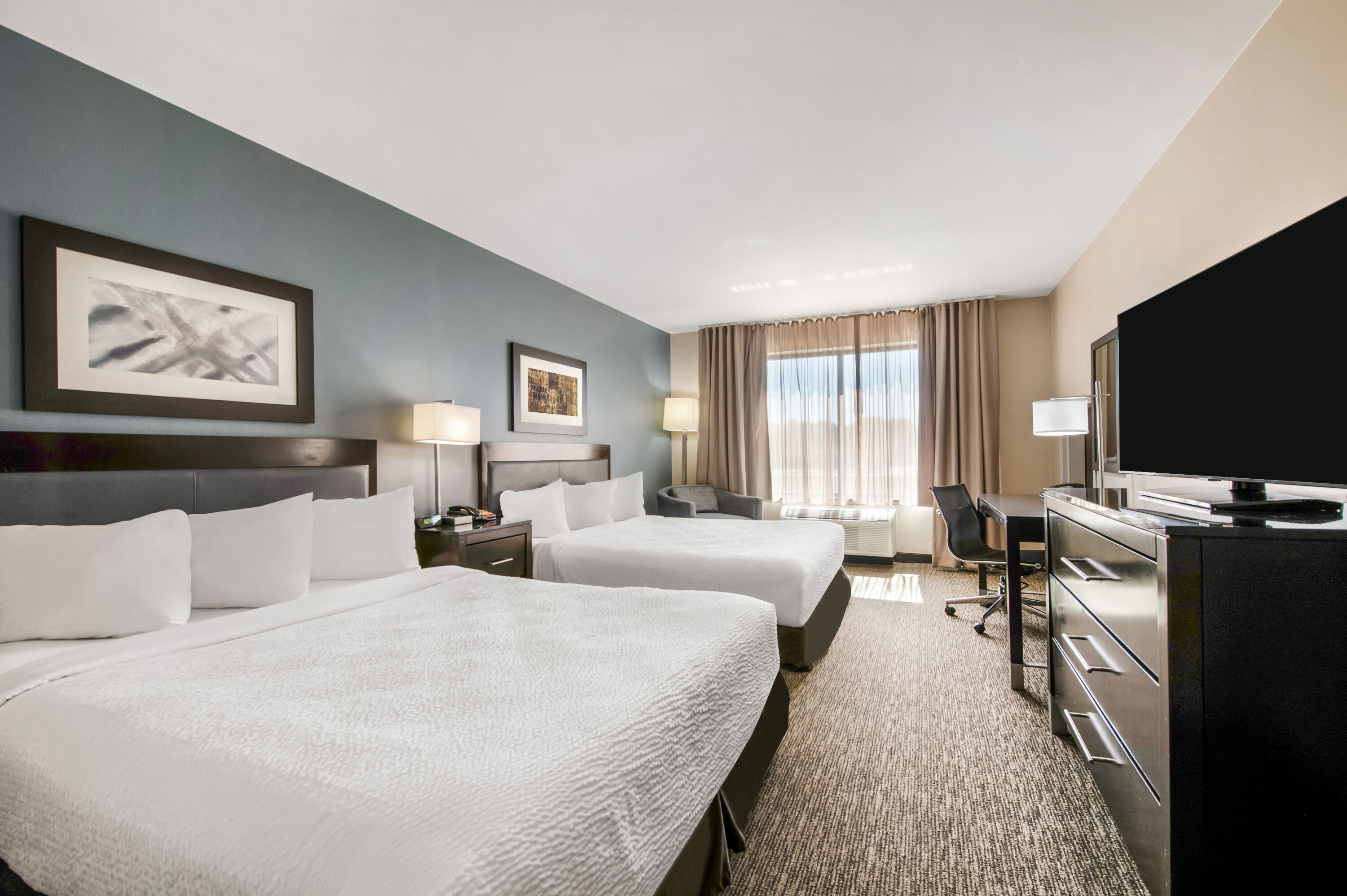 Queen bed guest room at the Wingate by Wyndham Slidell/New Orleans East Area in Slidell, Louisiana