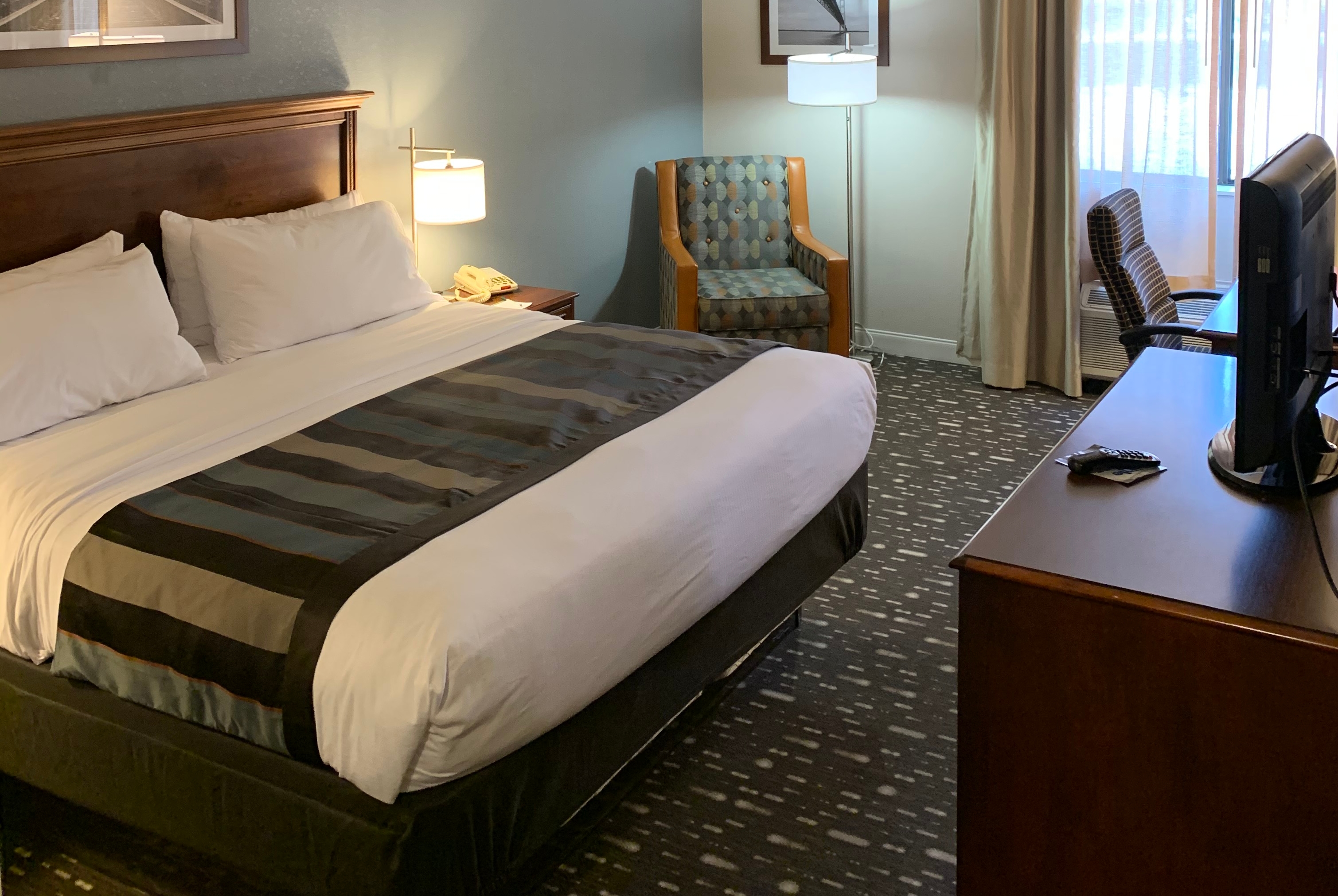 Guest room at the Wingate by Wyndham Brighton in Brighton, Michigan
