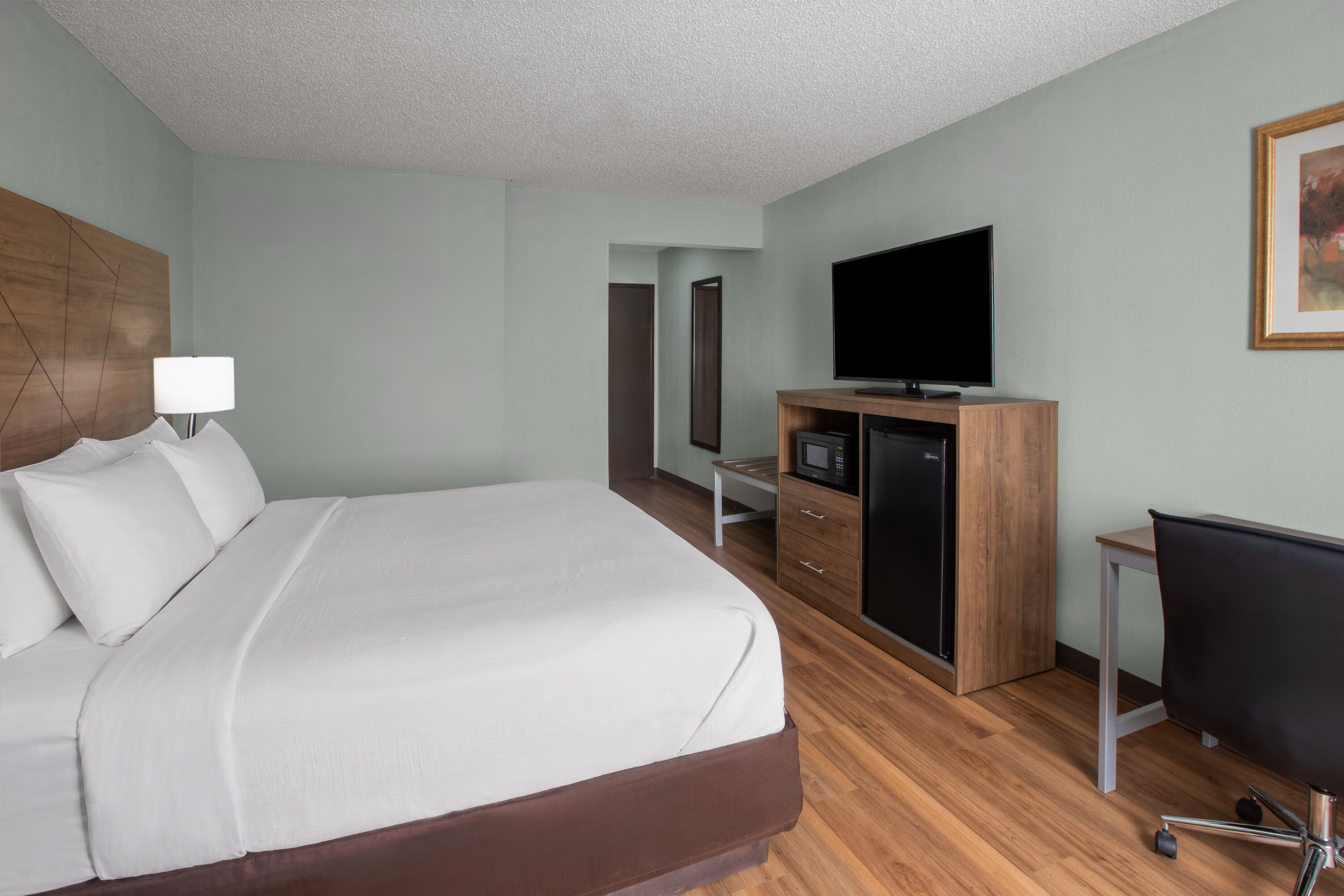 Guest room at the Wingate by Wyndham Livonia in Livonia, Michigan