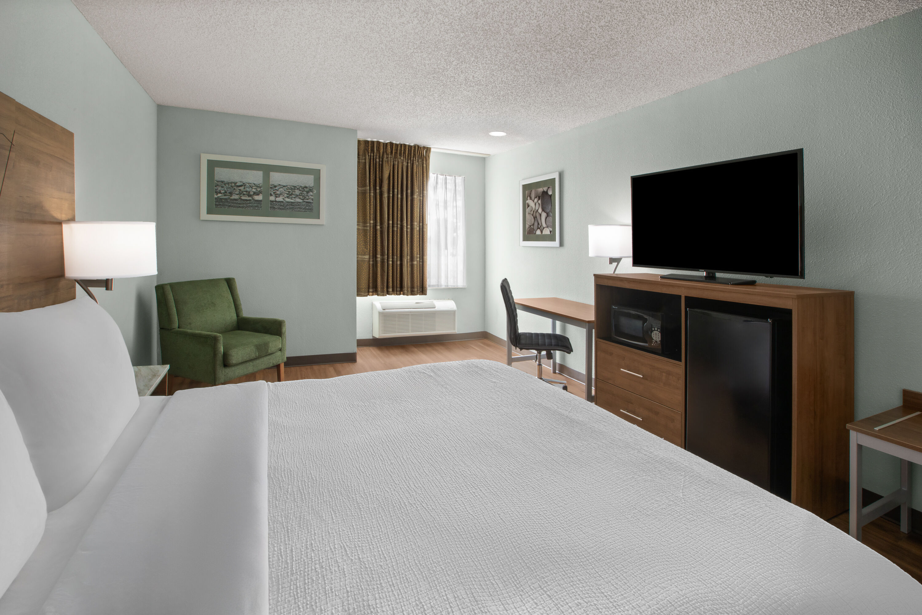 Guest room at the Wingate by Wyndham Livonia in Livonia, Michigan