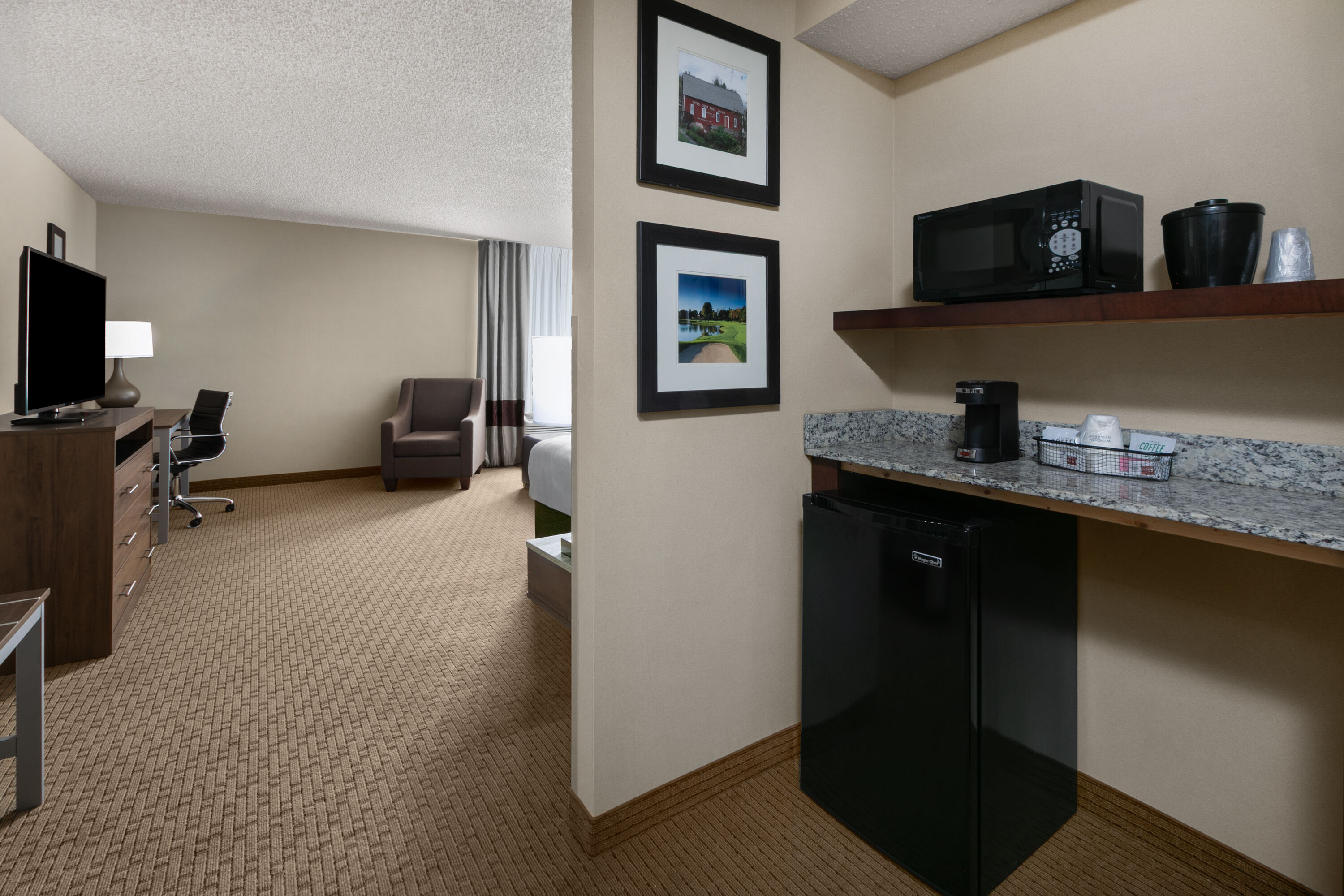 Wingate by Wyndham Utica hot tub suite in Utica, Michigan