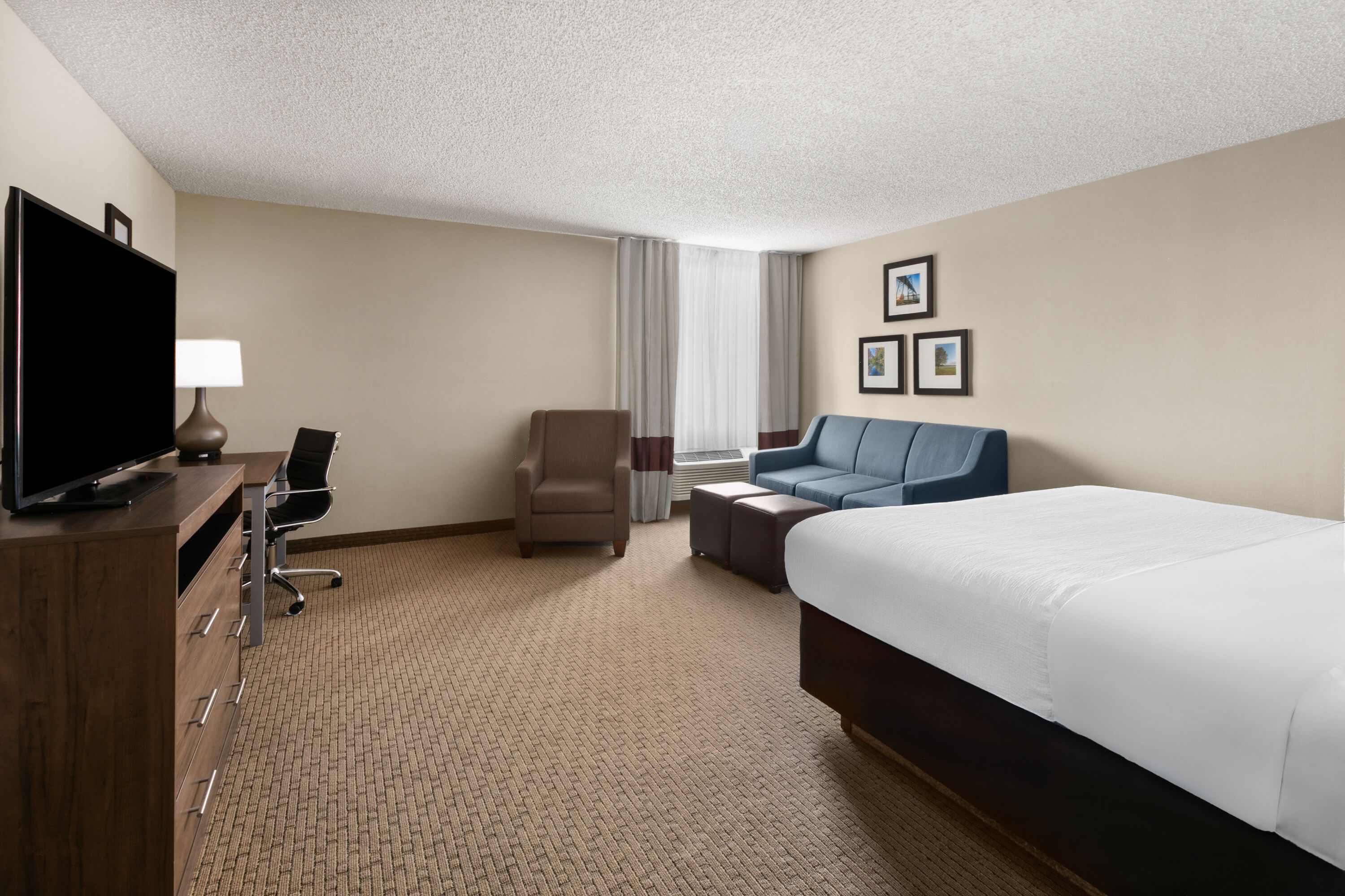 Wingate by Wyndham Utica hot tub suite in Utica, Michigan