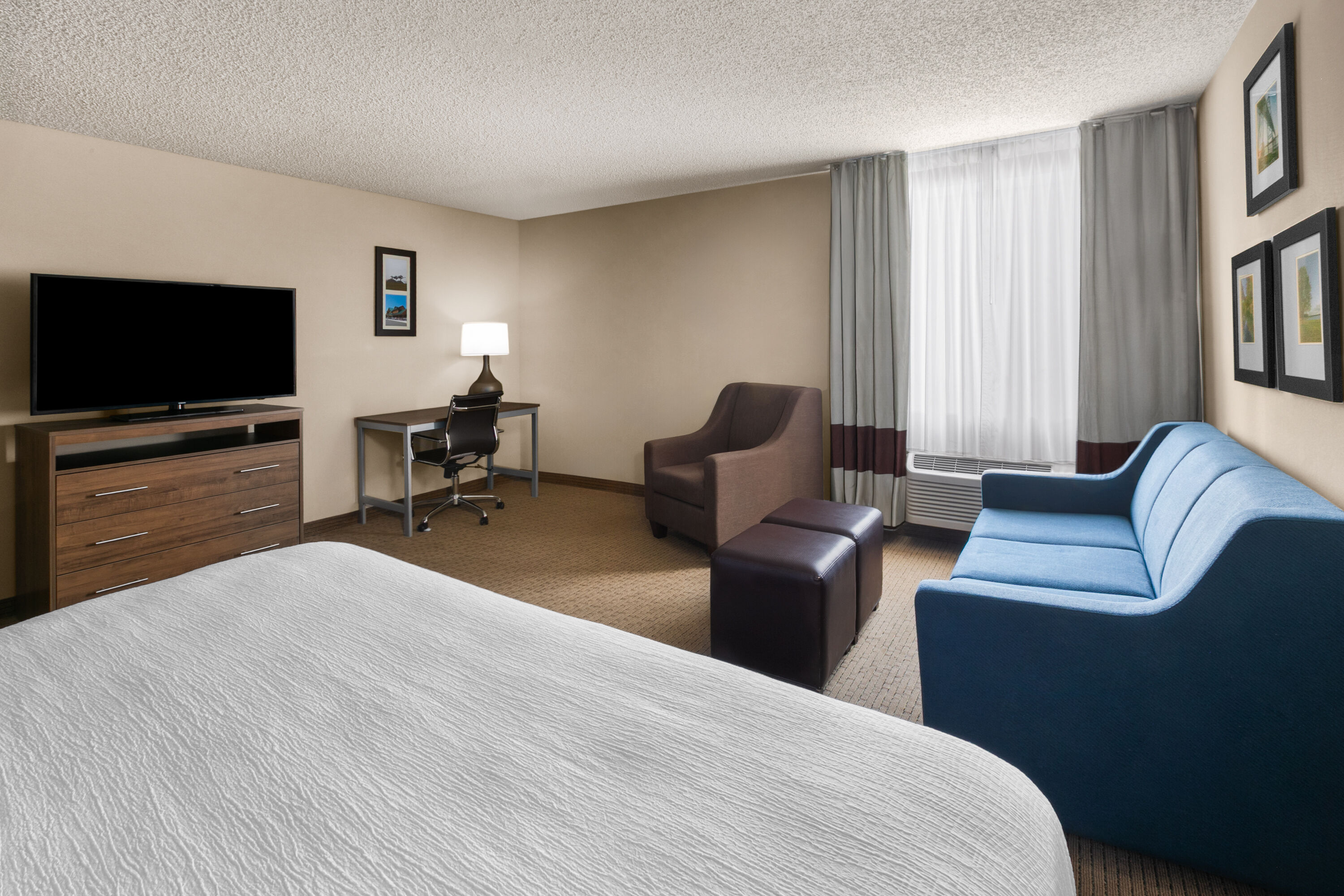 Wingate by Wyndham Utica hot tub suite in Utica, Michigan