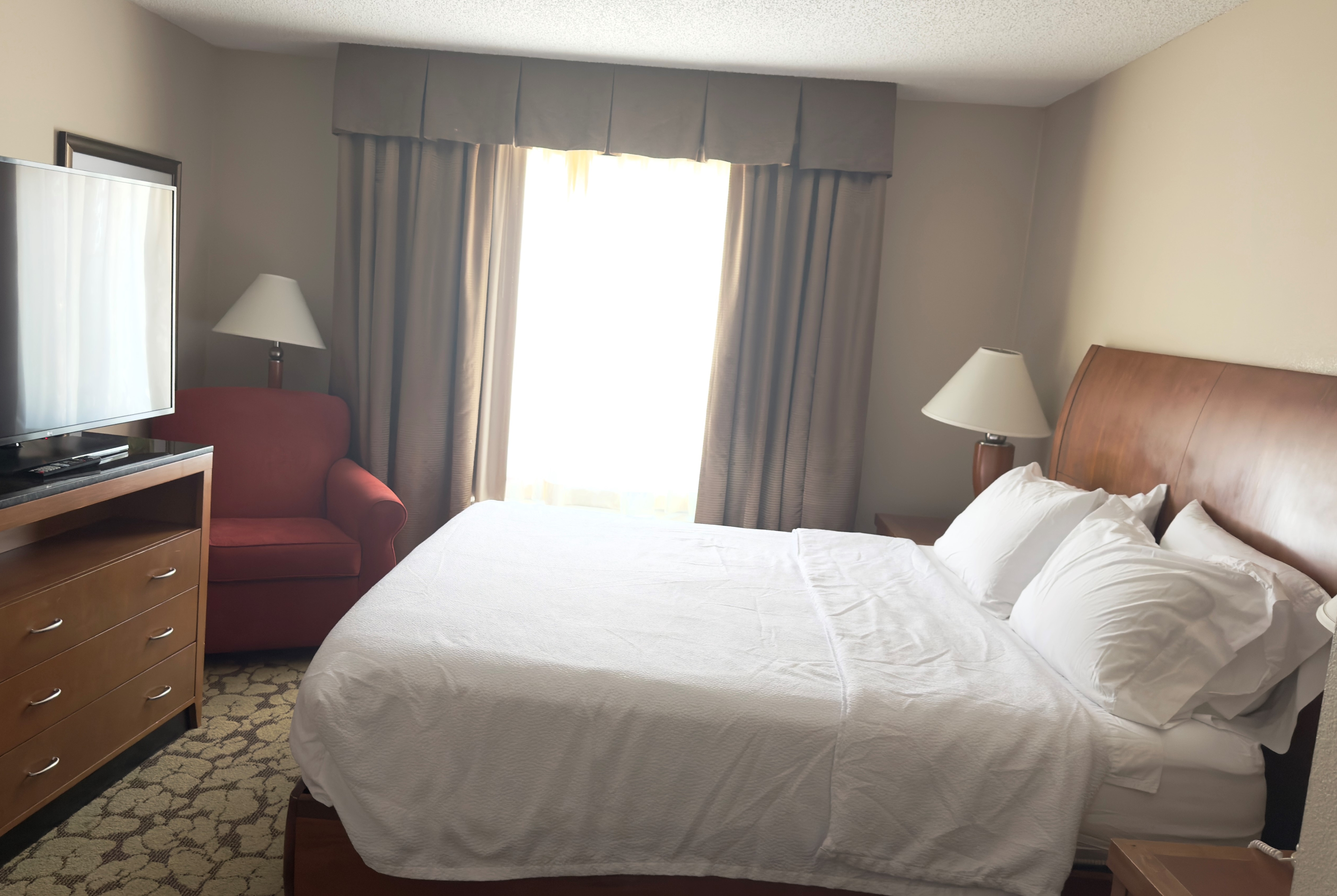 Guest room at the Wingate by Wyndham St. Paul/Oakdale/Woodbury in Oakdale, Minnesota