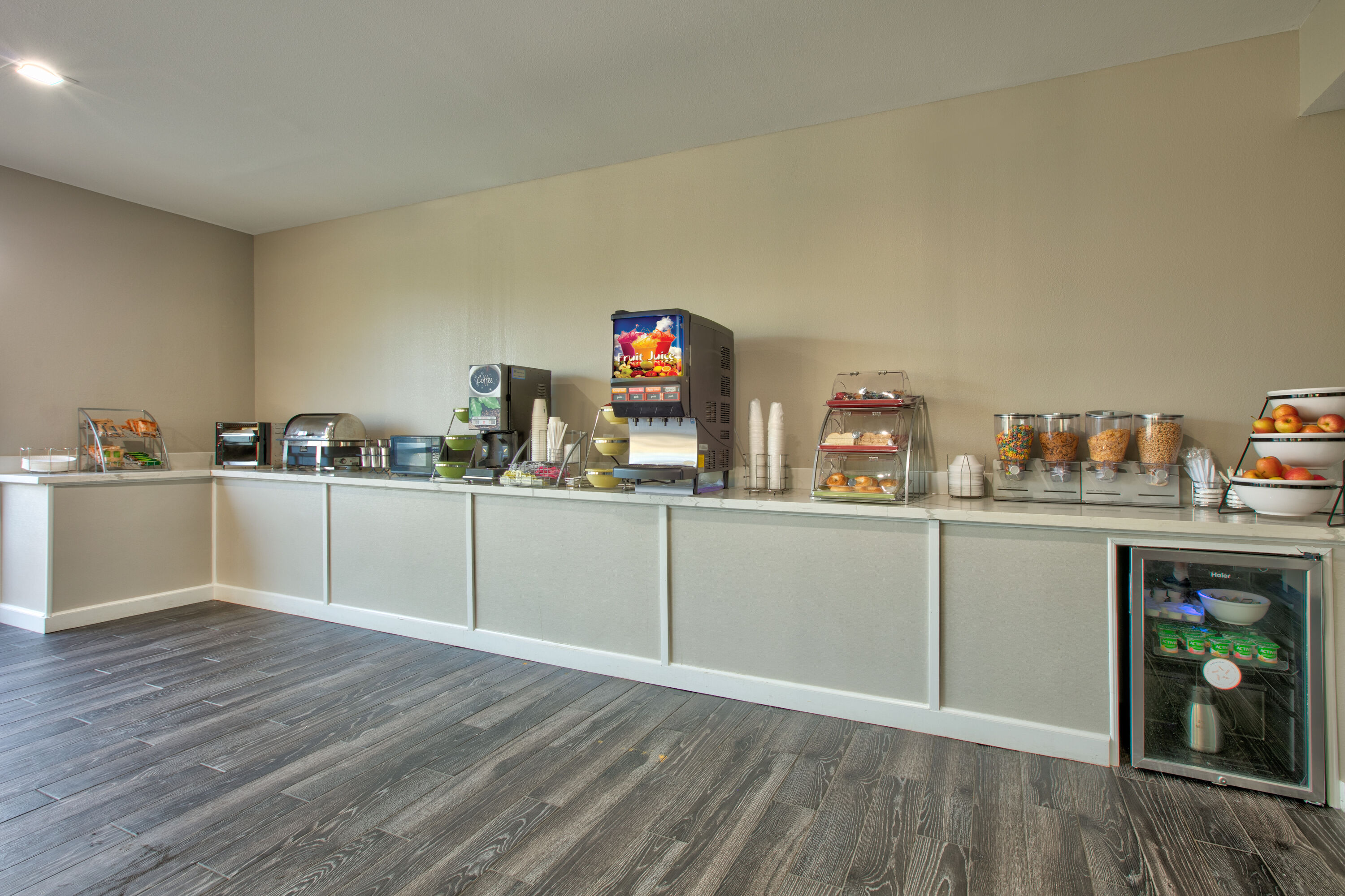 Wingate by Wyndham Biloxi/Ocean Springs restaurant breakfast area with seating in Biloxi, Mississippi