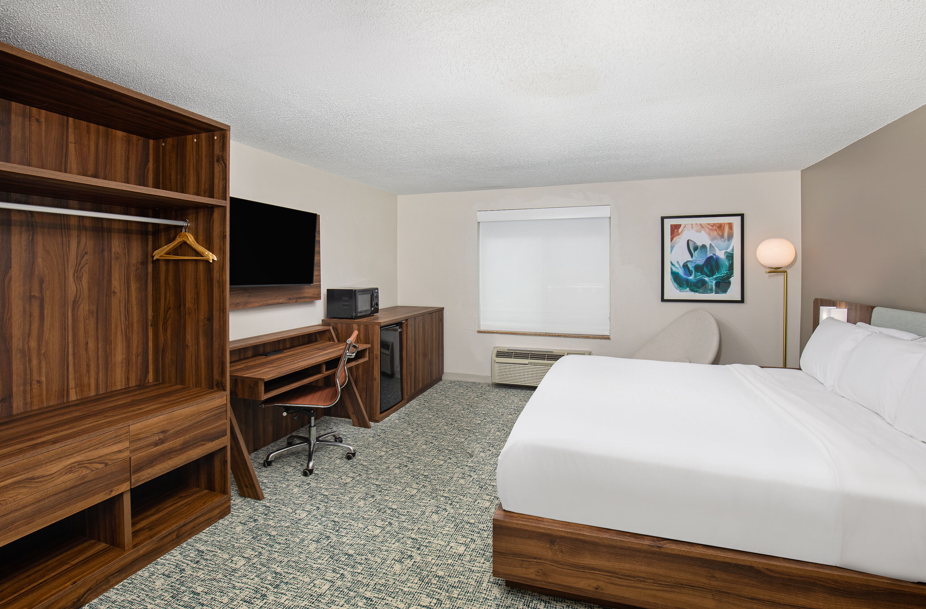 Guest room at the Wingate by Wyndham Hattiesburg in Hattiesburg, Mississippi