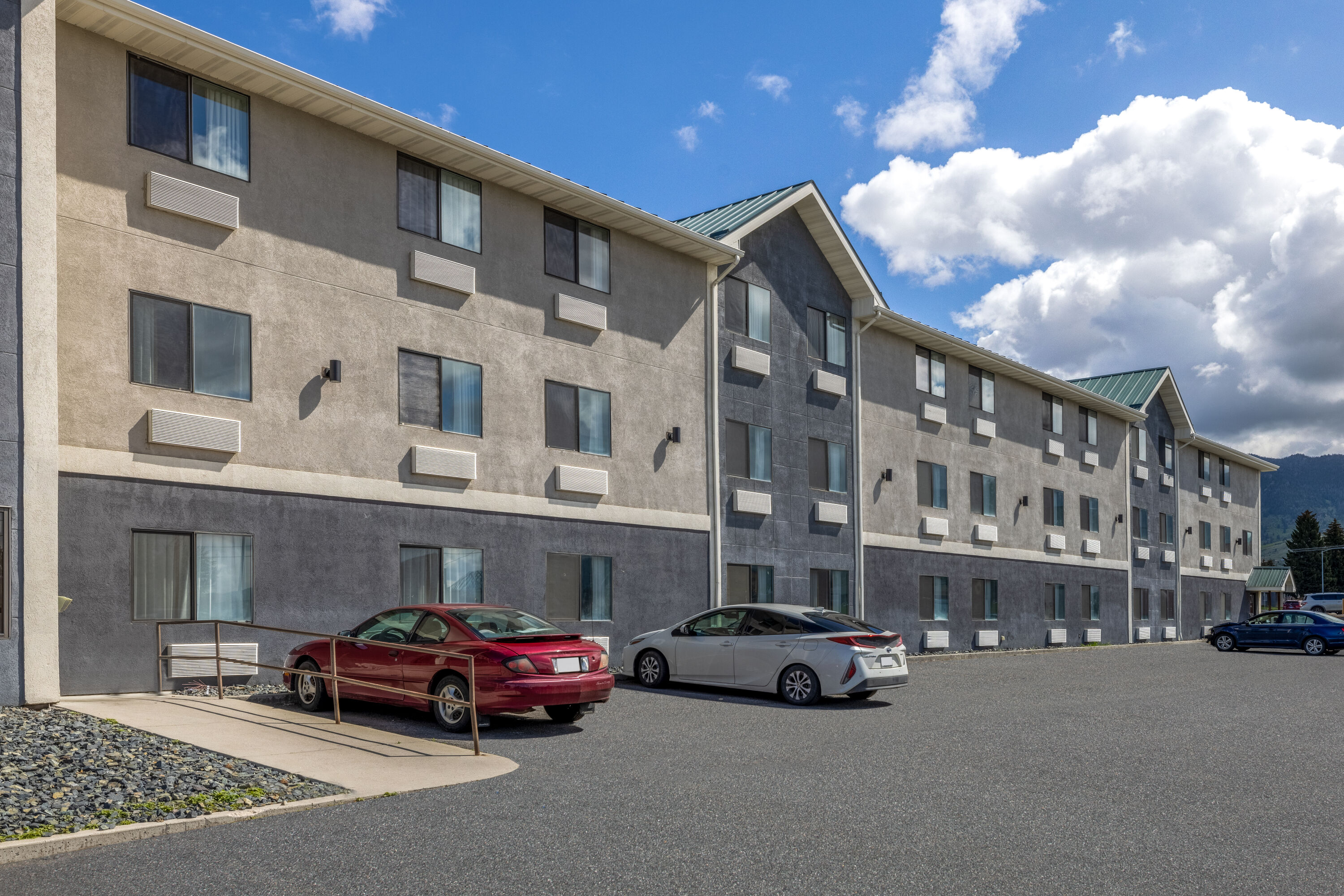 Exterior Day Image of Wingate by Wyndham Butte City Center I-15/I-90 hotel in Butte, Montana