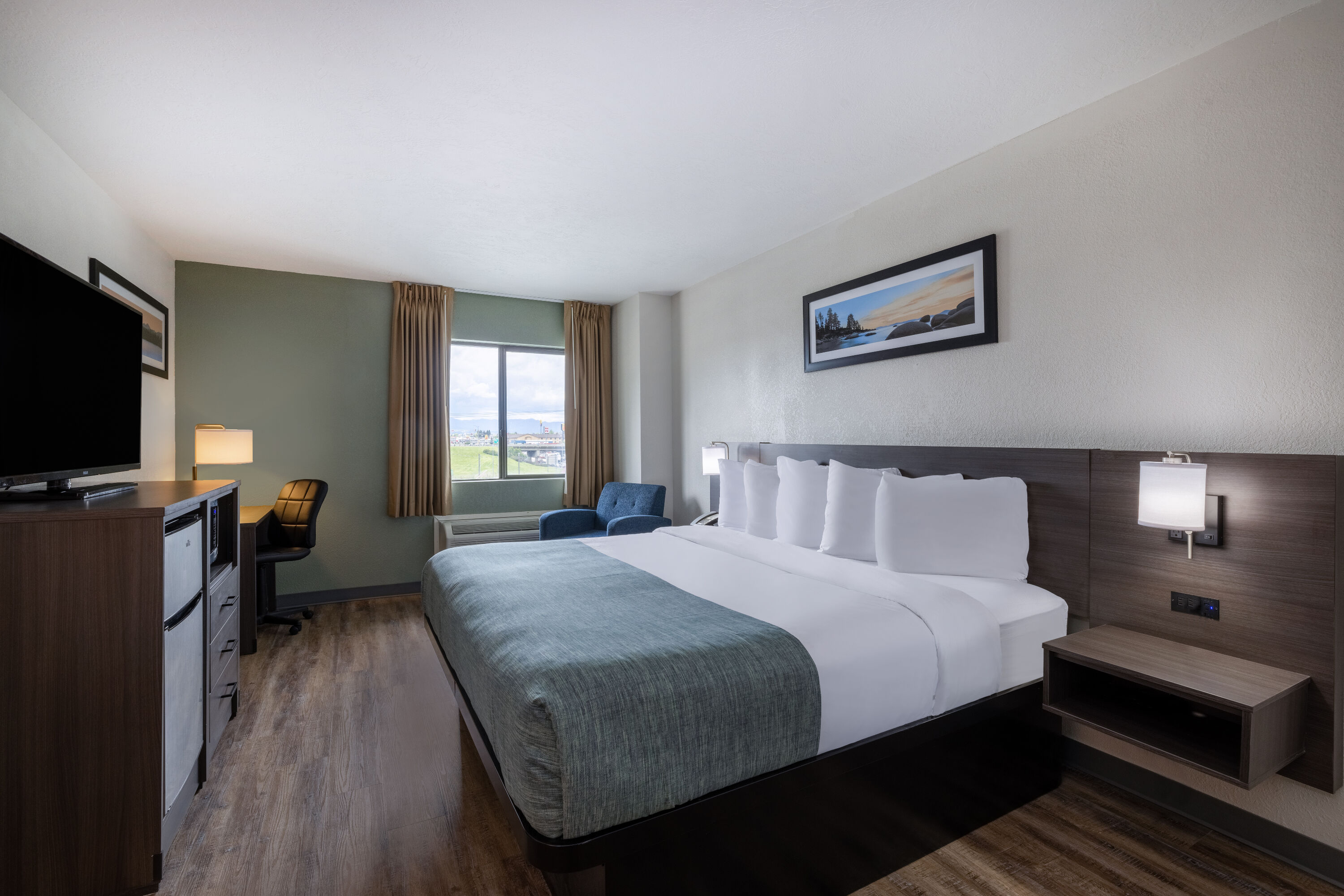 King bed guest room at the Wingate by Wyndham Butte City Center I-15/I-90 in Butte, Montana