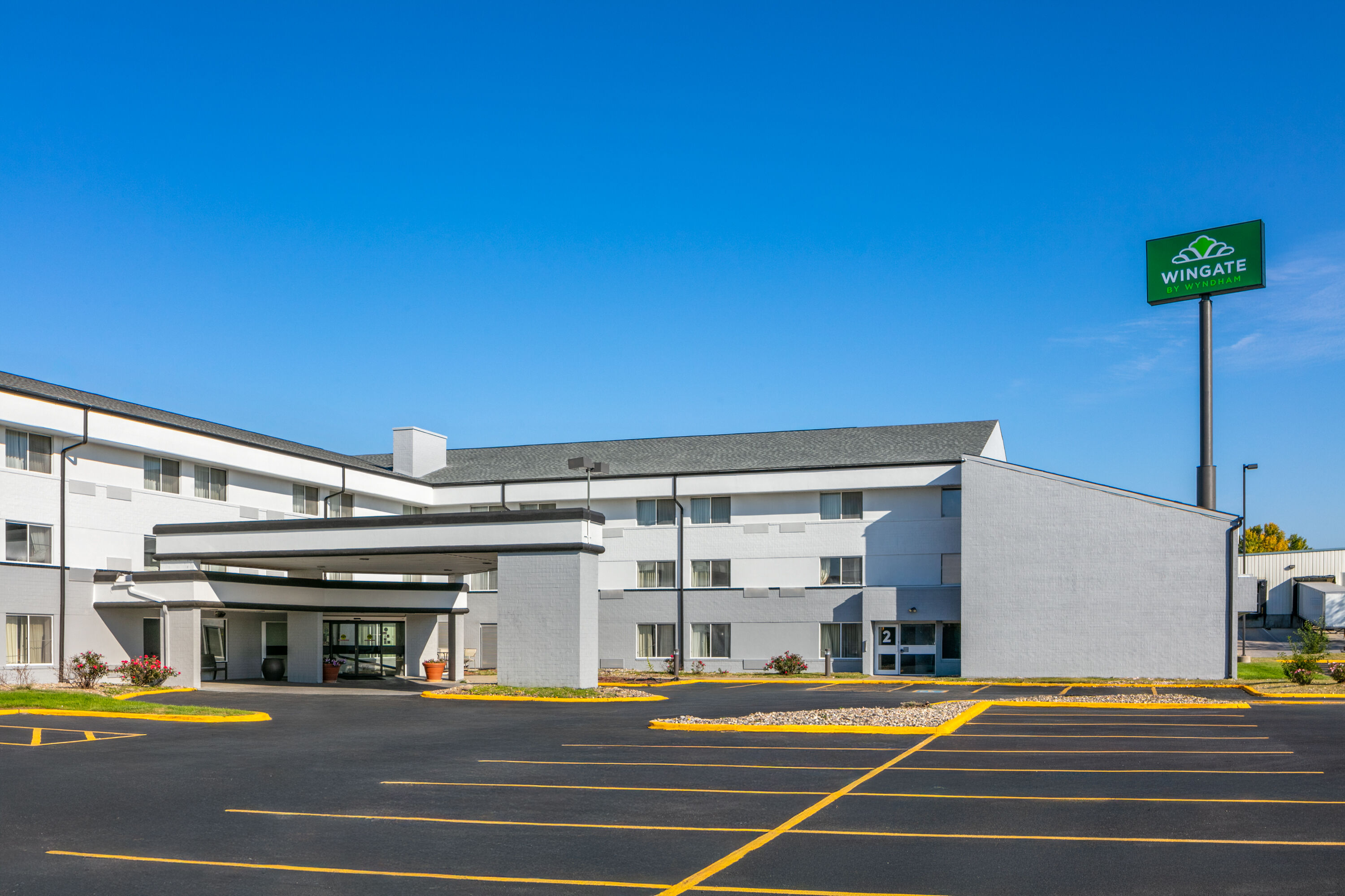 Exterior Day Image of Wingate by Wyndham Lincoln Airport East I-80 hotel in Lincoln, Nebraska