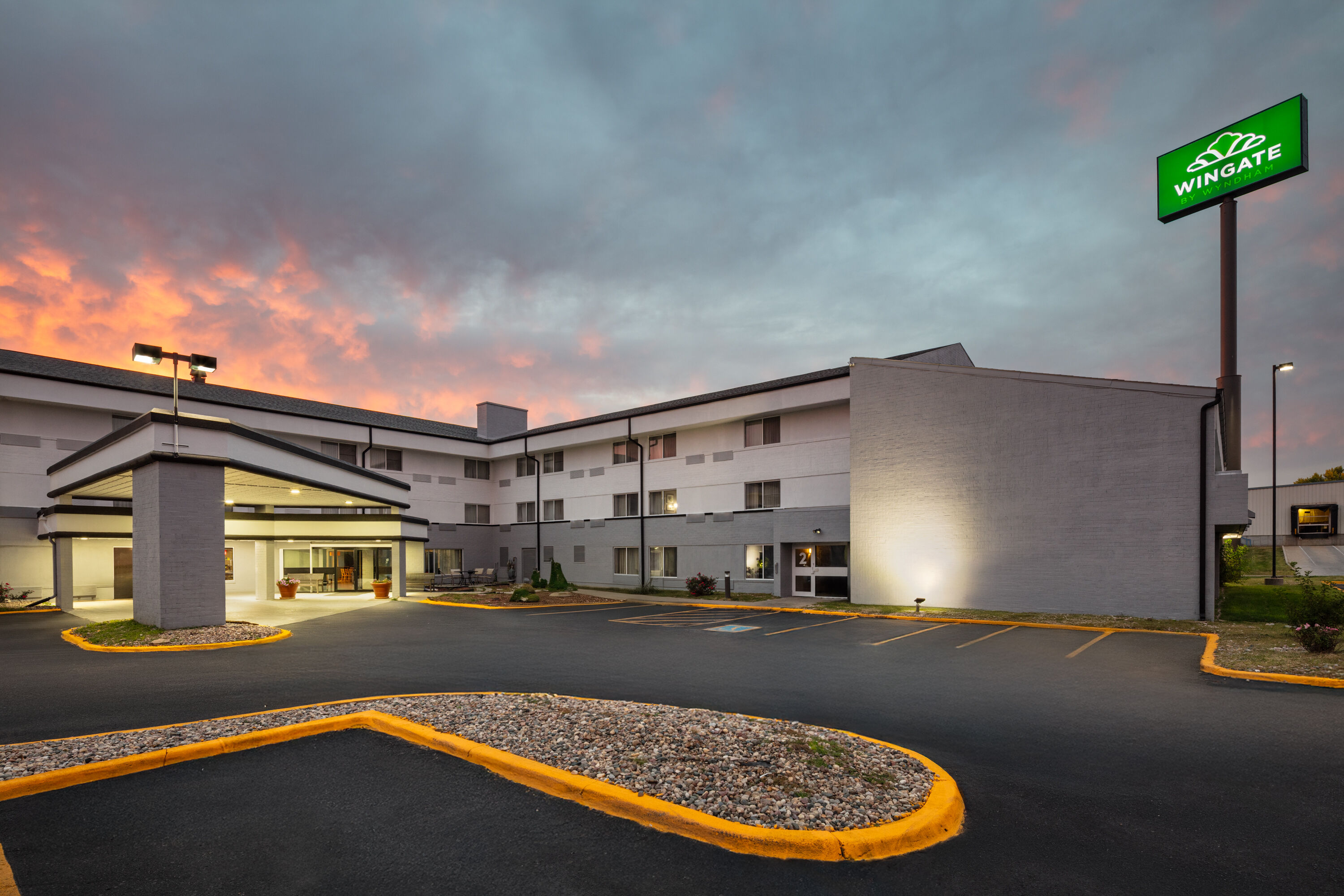 Exterior Dusk Image of Wingate by Wyndham Lincoln Airport East I-80 hotel in Lincoln, Nebraska